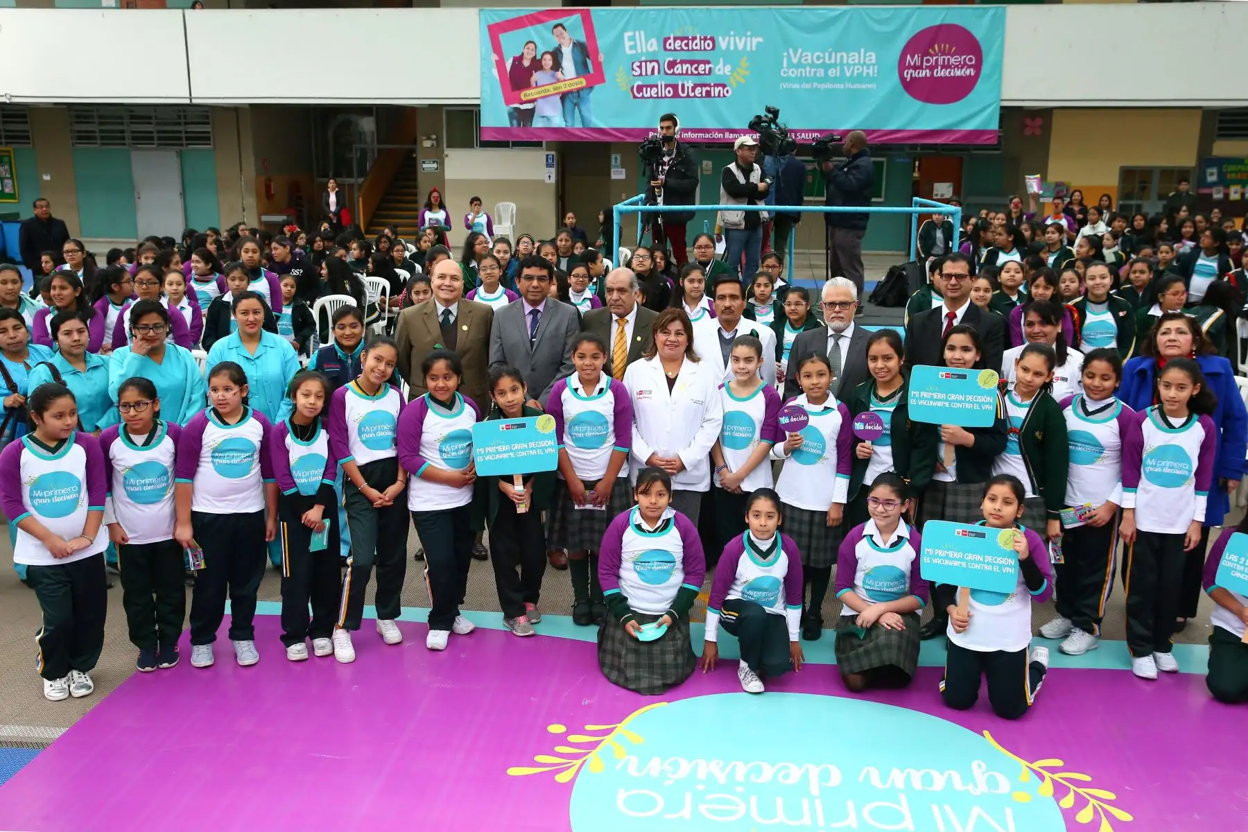 Con la presencia de la ministra de Salud, Zulema Tomàs, se lanza la Campaña Nacional de Segunda Dosis de la Vacuna del Papiloma Humano, en le colegio Elvira Garcia y Garcia.  Foto: ANDINA/Melina Mejía