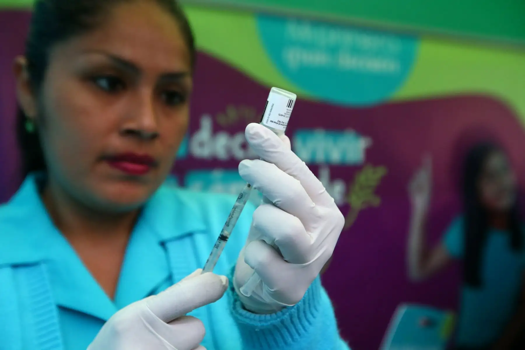 Enfermera del Minsa se prepara para la vacunación contra el virus del papiloma humano.  Foto: ANDINA/Melina Mejía