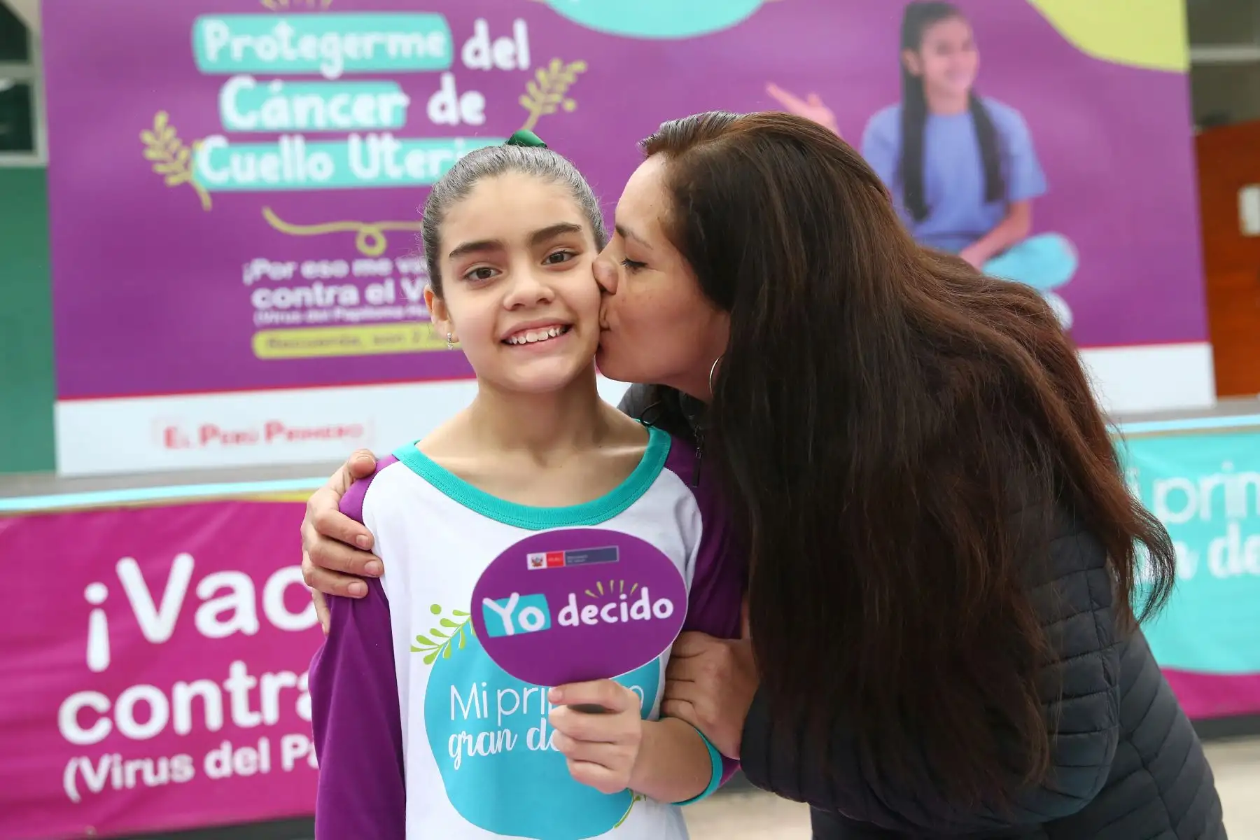 Emma abraza a su hija Xiomara, de 11 años, tras recibir la vacunación. Foto: ANDINA/Melina Mejía