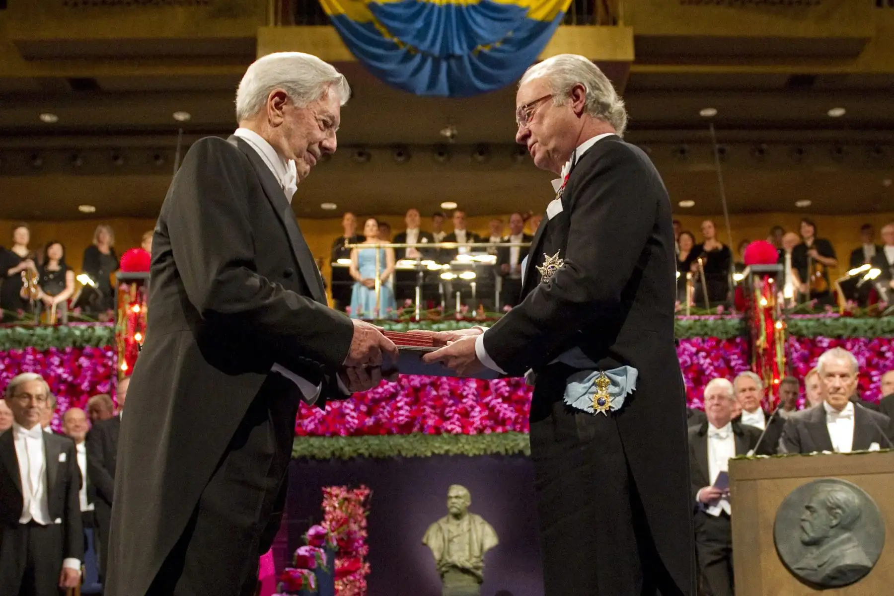 Fotografía tomada el 10 de diciembre de 2010. El escritor peruano Mario Vargas Llosa, recibe el Premio Nobel de Literatura del rey sueco Carl XVI Gustaf, en la Sala de Conciertos de Estocolmo. Foto: AFP