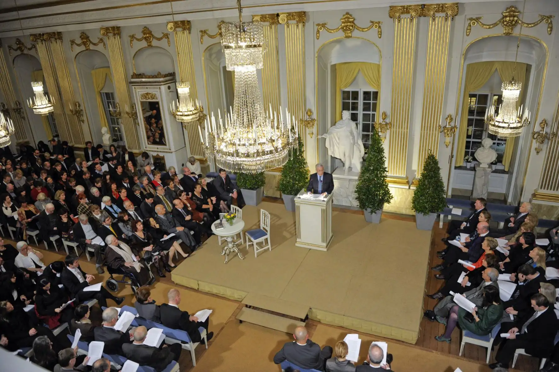 Fotografía tomada el 7 de diciembre de 2010. Mario Vargas Llosa celebra su conferencia Nobel en la Academia Sueca en el casco antiguo de Estocolmo. Foto: AFP