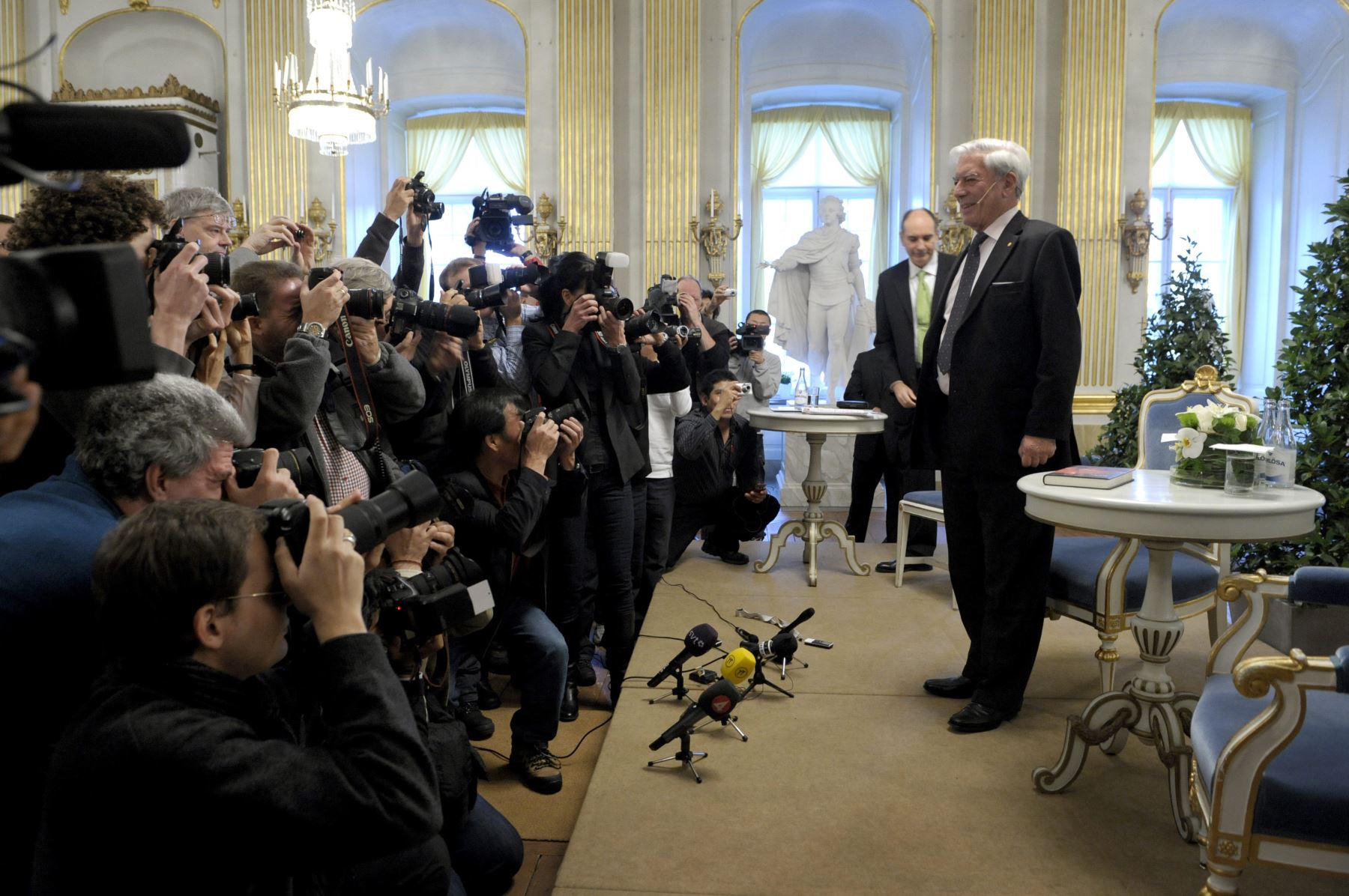 Fotografía tomada el 7 de diciembre de 2010. Mario Vargas Llosa celebra su conferencia Nobel en la Academia Sueca en el casco antiguo de Estocolmo. Foto: AFP