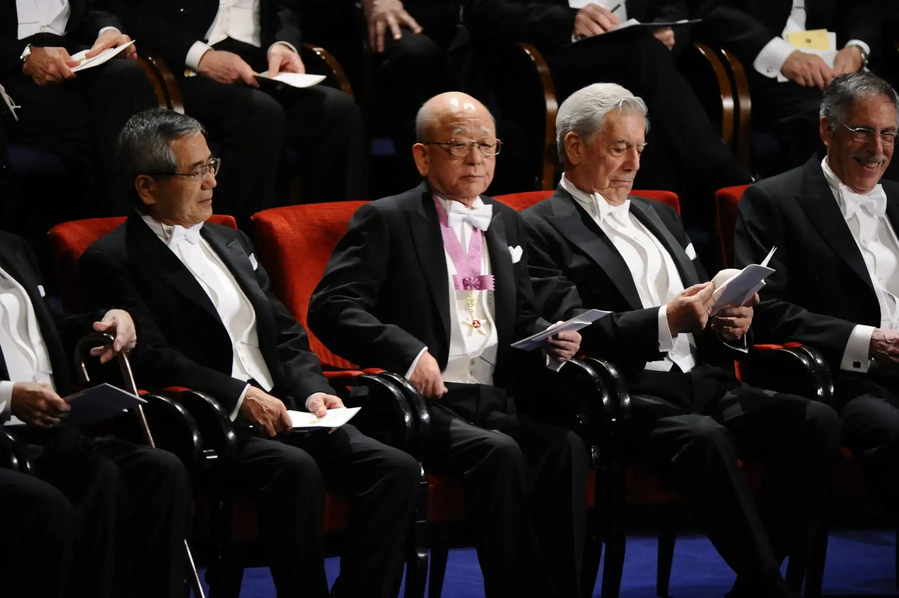 Fotografía tomada el 10 de Diciembre del 2010.Los premios Nobel de Química Ei-ichi Nigishi y Akira Suzuki, ambos de Japón, se sientan junto al ganador de Literatura Mario Vargas Llosa de Perú. Foto: AFP
