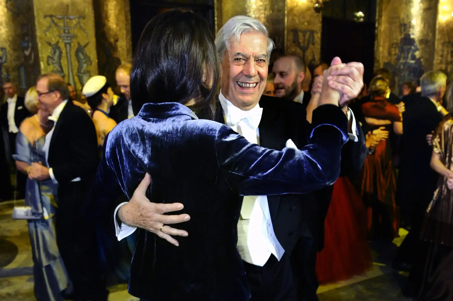 El premio Nobel de Literatura Mario Vargas Llosa baila con una de sus nietas en el Salón Dorado del Ayuntamiento de Estocolmo, luego del banquete Nobel el 10 de diciembre de 2010.Foto: AFP