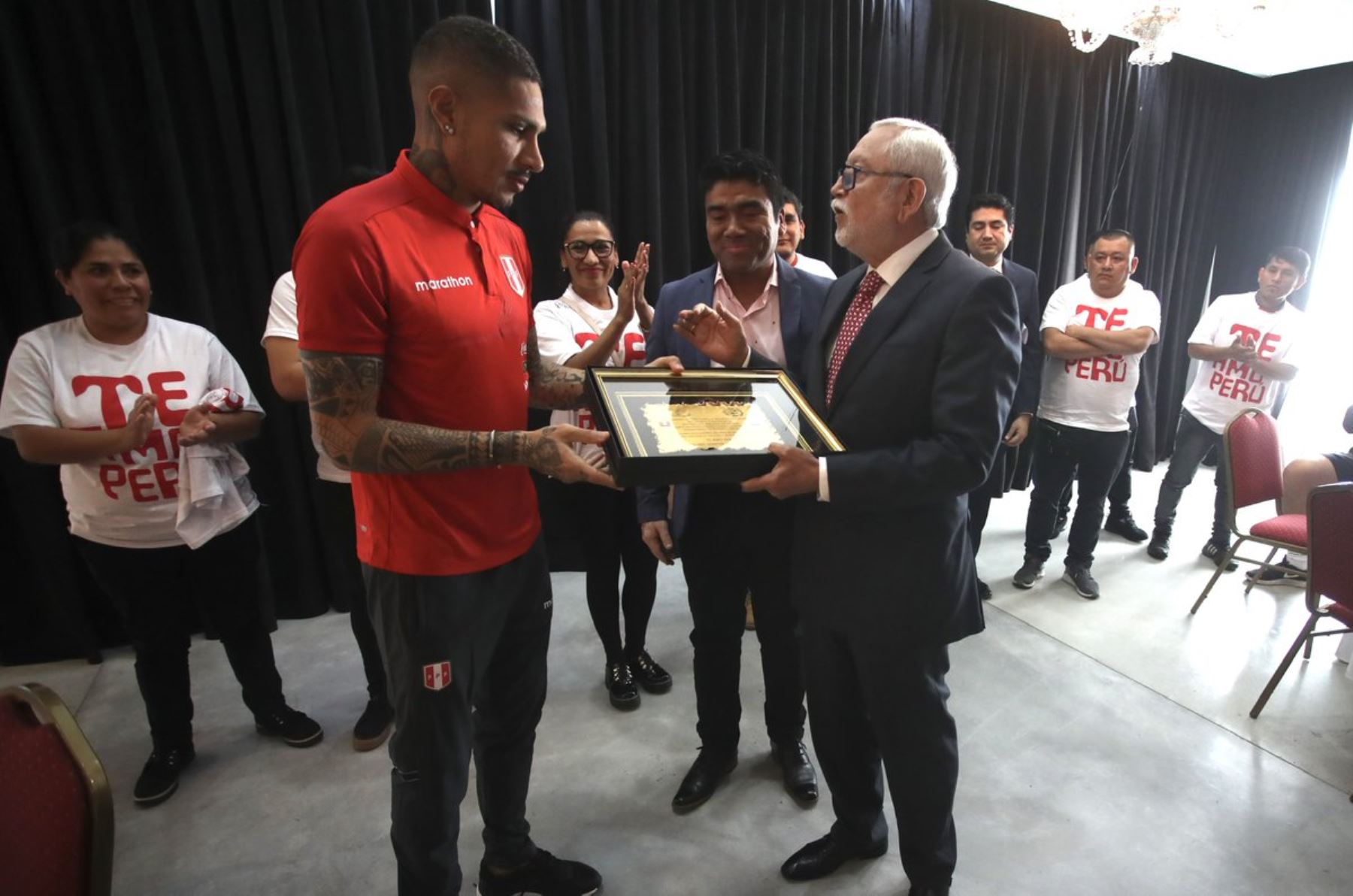 El  Cónsul General del Perú, Carlos Vallejo, visitó a la selección peruana