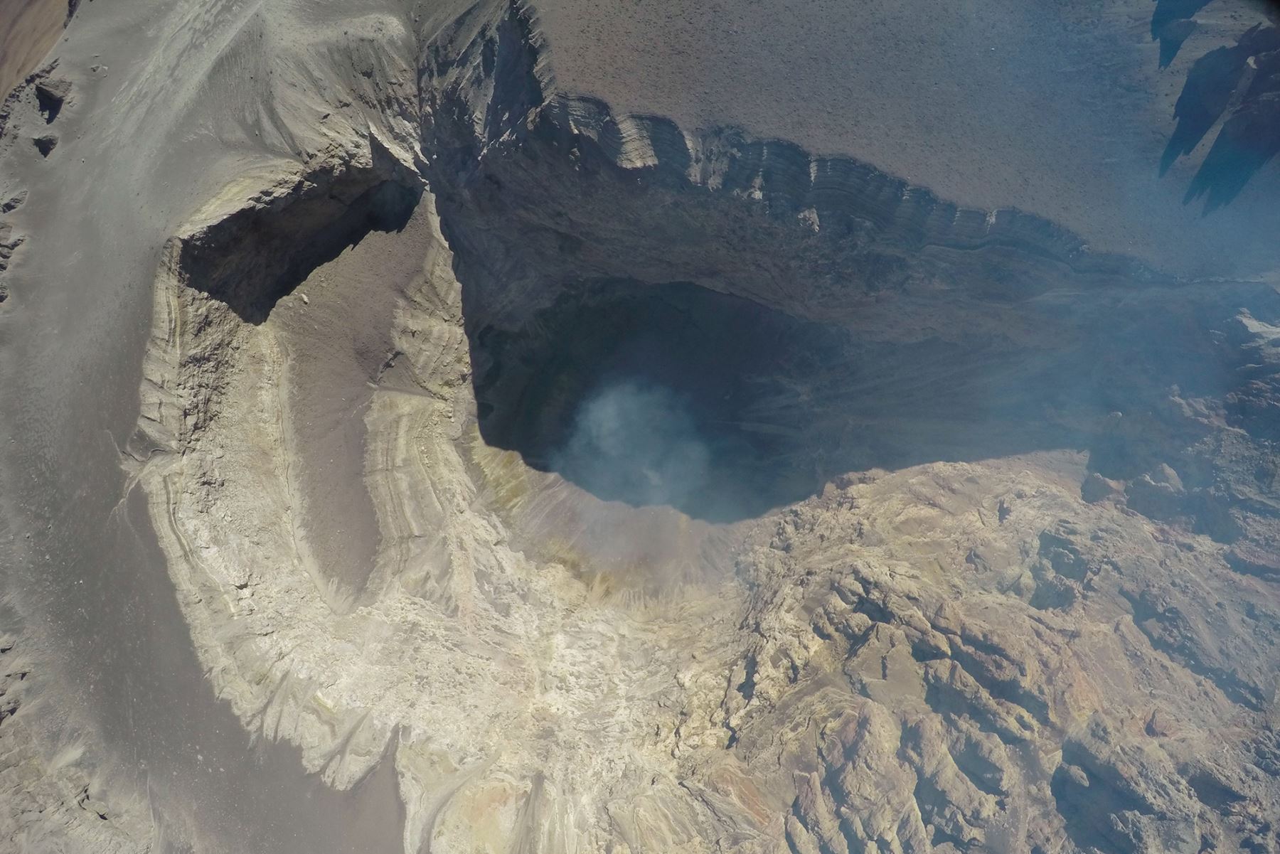 Con dron desarrollado por el Instituto Geofísico del Perú se captó esta imagen del cráter del volcán Ubinas, región Moquegua.