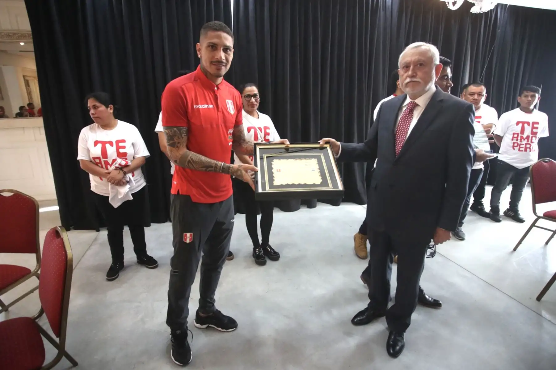 Nuestra Selección Peruana, recibió la visita del Consulado Peruano en Buenos Aires y miembros de la hinchada peruana "Asociación Te Amo Perú", previo a su viaje a Montevideo para enfrentar al combinado de Uruguay este viernes.Foto:ANDINA/FPF
