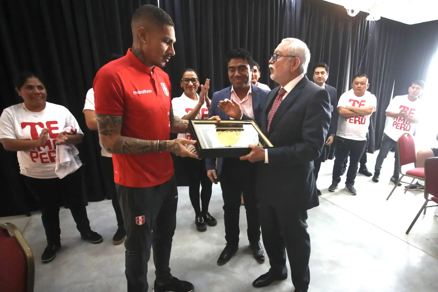 Nuestra Selección Peruana, recibió la visita del Consulado Peruano en Buenos Aires y miembros de la hinchada peruana "Asociación Te Amo Perú", previo a su viaje a Montevideo para enfrentar al combinado de Uruguay este viernes.Foto:ANDINA/FPF
