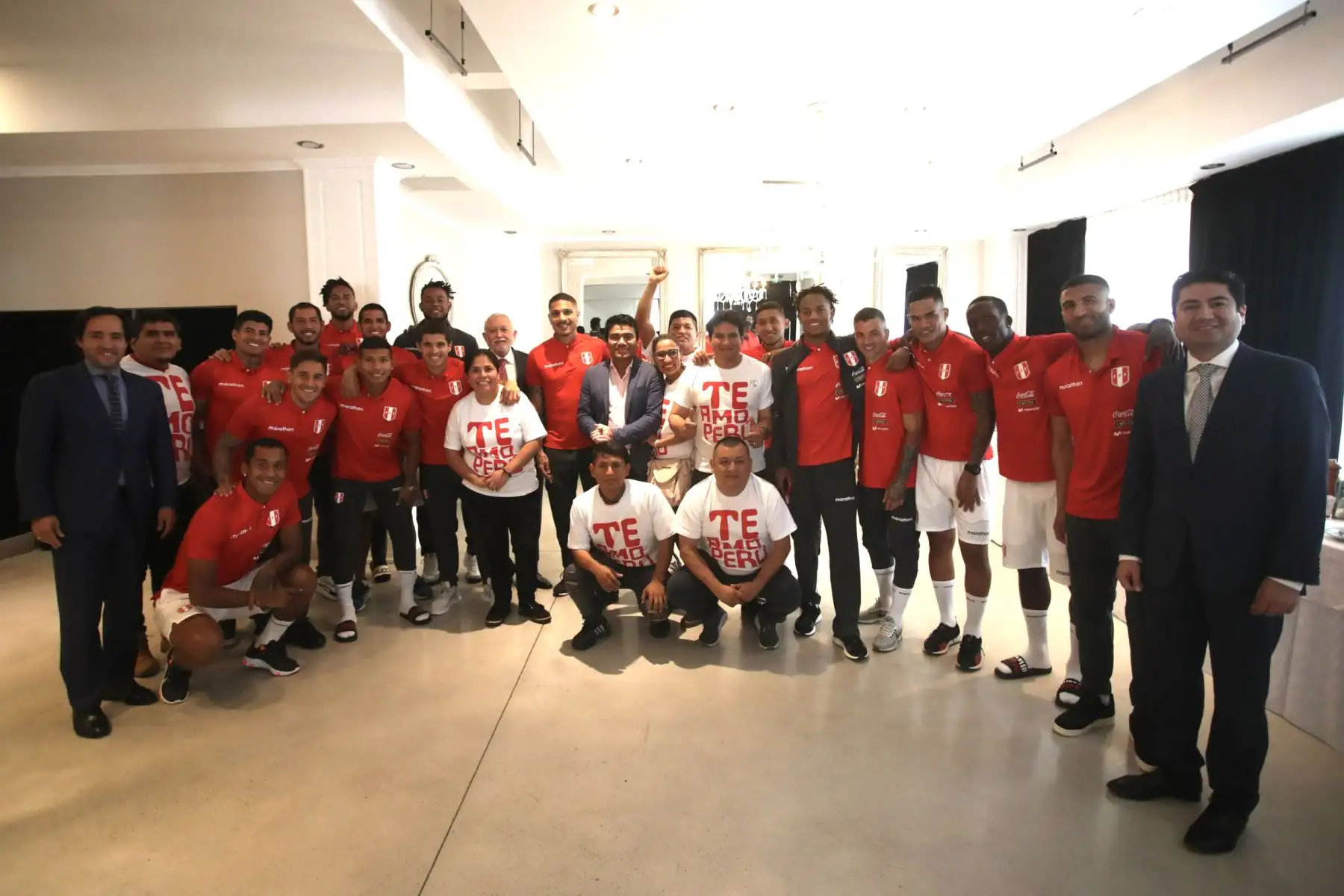 Nuestra Selección Peruana, recibió la visita del Consulado Peruano en Buenos Aires y miembros de la hinchada peruana "Asociación Te Amo Perú", previo a su viaje a Montevideo para enfrentar al combinado de Uruguay este viernes.Foto:ANDINA/FPF