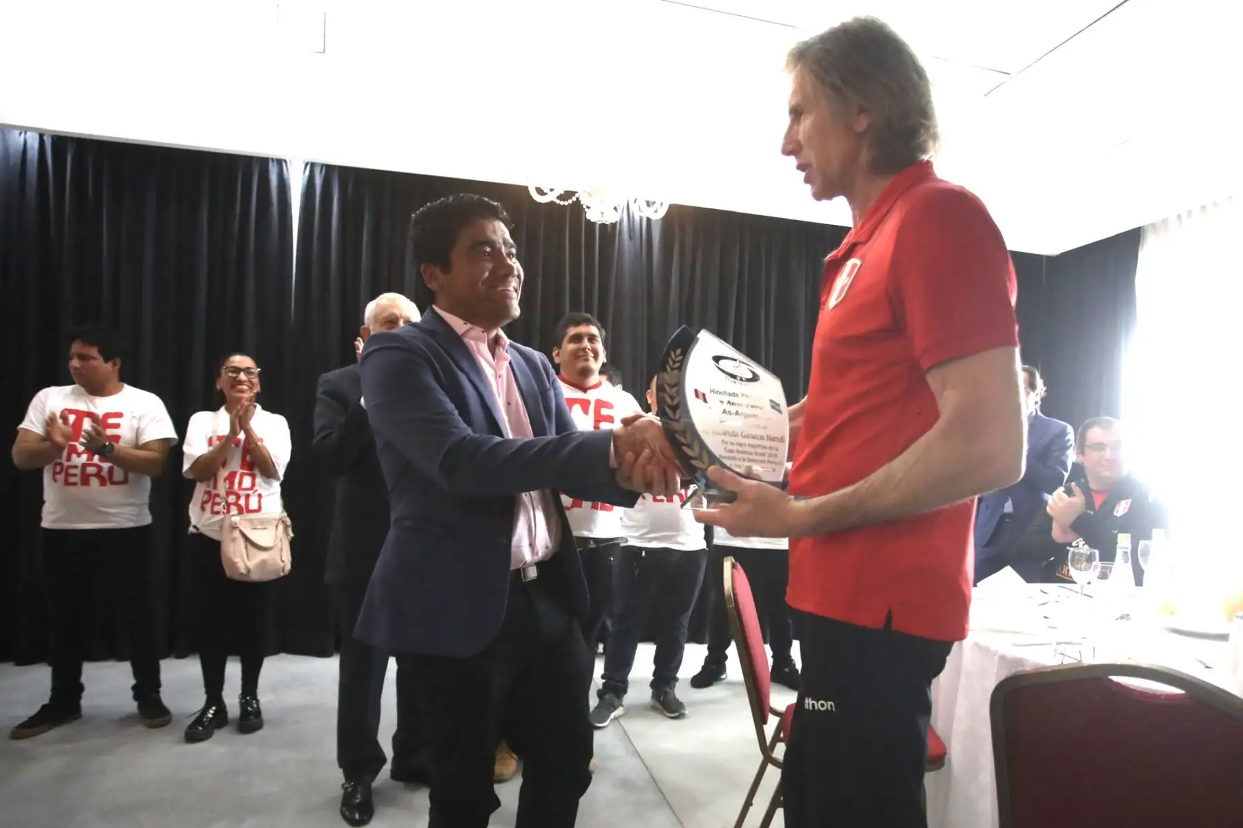 Nuestra Selección Peruana, recibió la visita del Consulado Peruano en Buenos Aires y miembros de la hinchada peruana "Asociación Te Amo Perú", previo a su viaje a Montevideo para enfrentar al combinado de Uruguay este viernes.Foto:ANDINA/FPF