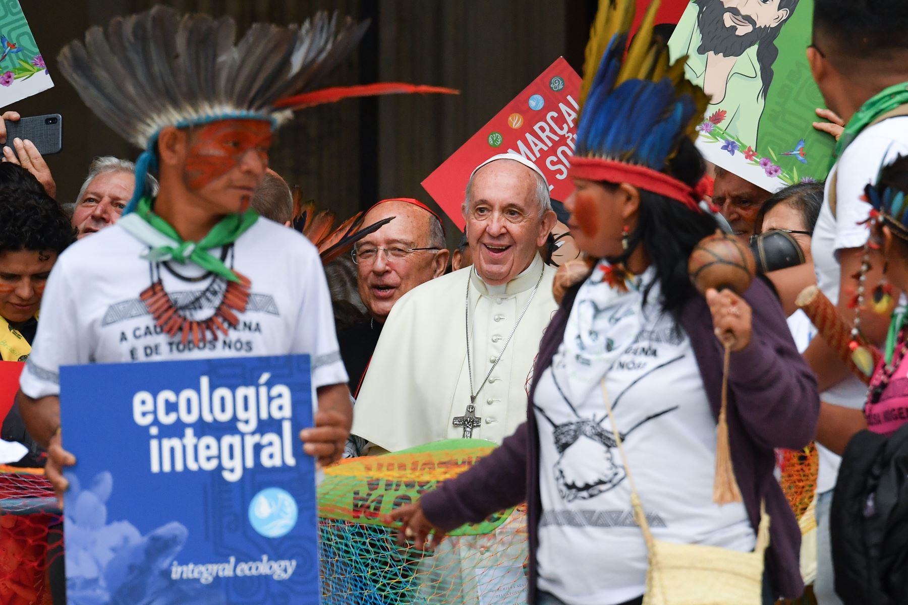 Representantes de los grupos étnicos de la selva amazónica y el papa Francisco (C) marchan en procesión durante la inauguración de la Asamblea Especial del Sínodo de los Obispos para la Región Pan-Amazónica, en la Basílica de San Pedro en el Vaticano.Foto:AFP