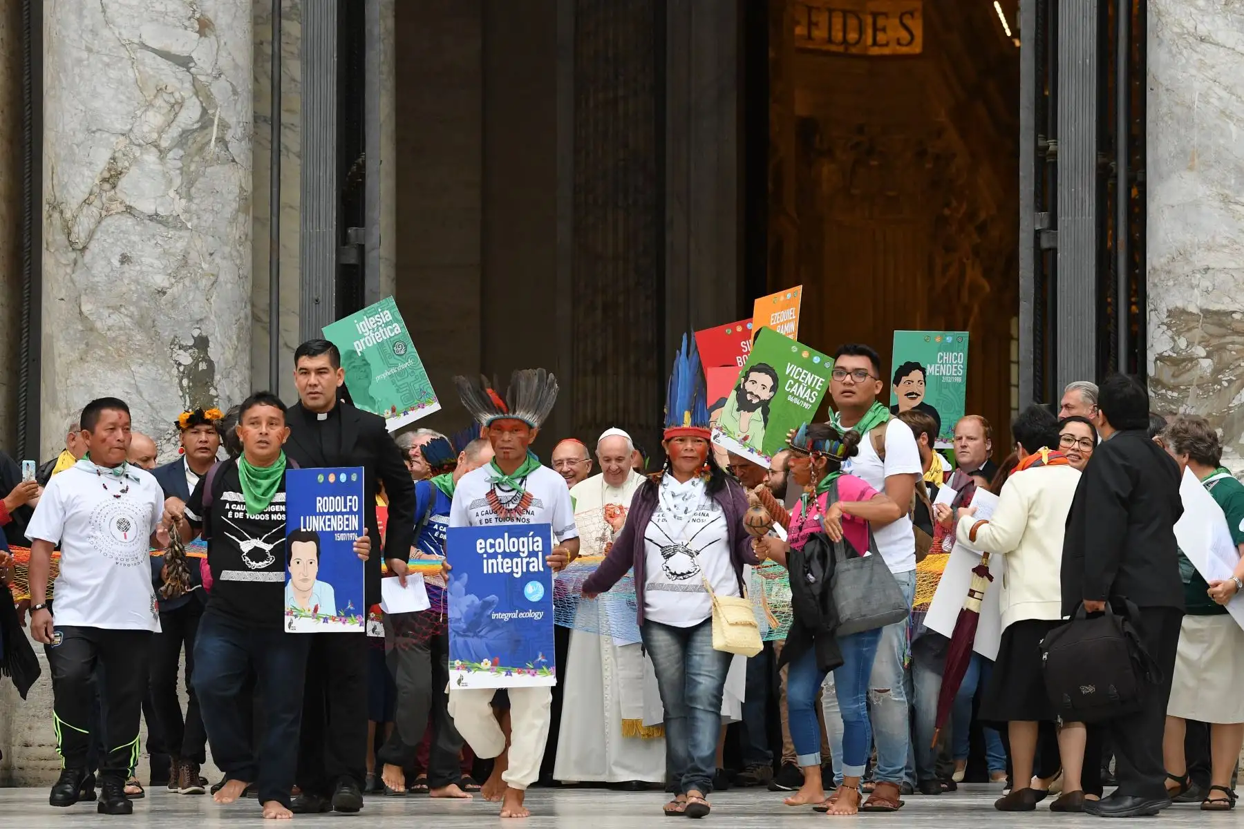 Representantes de los grupos étnicos de la selva amazónica y el papa Francisco (C) marchan en procesión durante la inauguración de la Asamblea Especial del Sínodo de los Obispos para la Región Pan-Amazónica, en la Basílica de San Pedro en el Vaticano.Foto:AFP