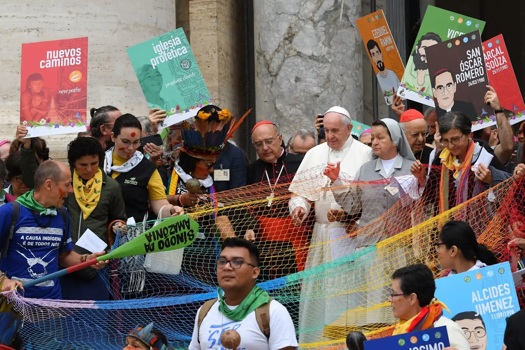 Representantes de los grupos étnicos de la selva amazónica y el papa Francisco (C) marchan en procesión durante la inauguración de la Asamblea Especial del Sínodo de los Obispos para la Región Pan-Amazónica, en la Basílica de San Pedro en el Vaticano.Foto:AFP