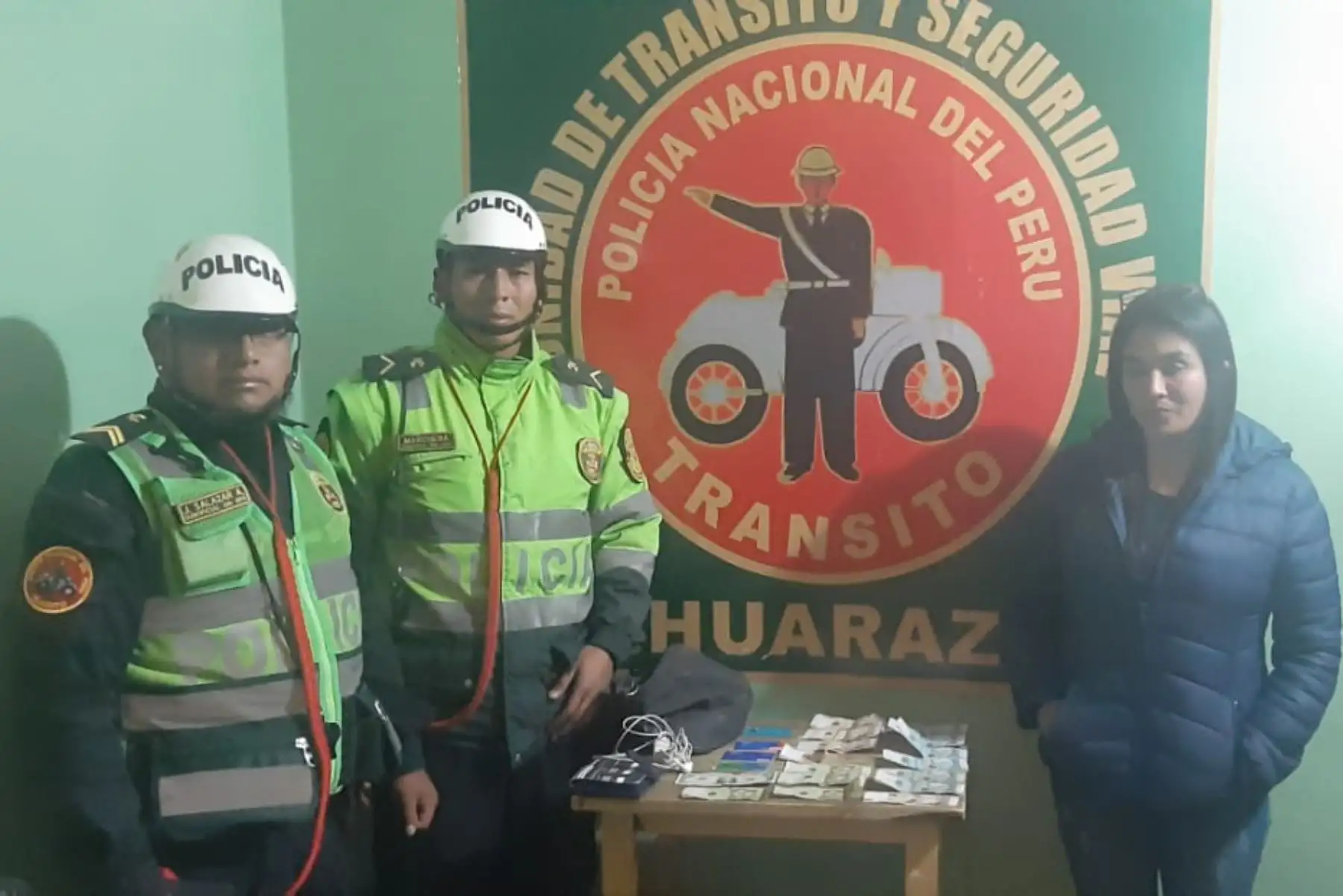 Dos efectivos de la Unidad de Tránsito y Seguridad Vial de Huaraz devolvieron el bolso con todas sus pertenencias a su dueña.