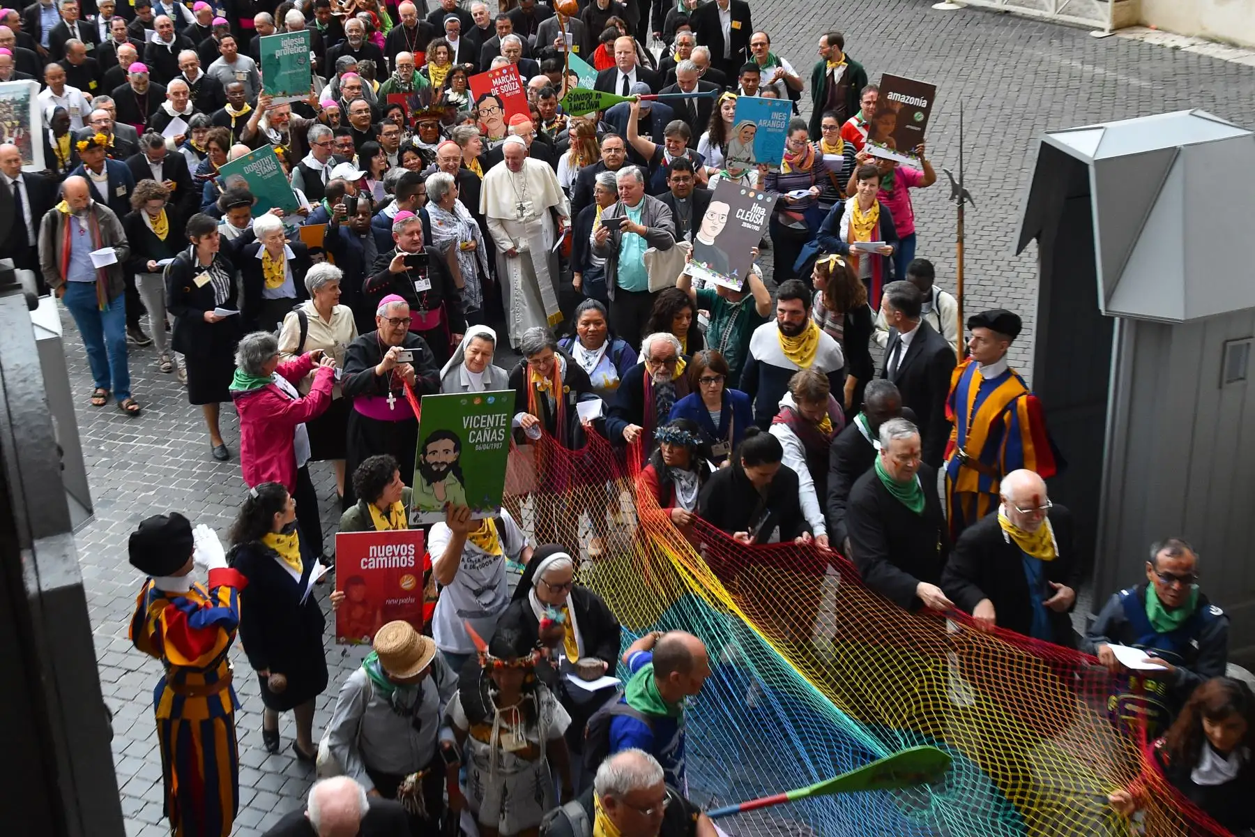 Representantes de los grupos étnicos de la selva amazónica y el papa Francisco (C) marchan en procesión durante la inauguración de la Asamblea Especial del Sínodo de los Obispos para la Región Pan-Amazónica, en la Basílica de San Pedro en el Vaticano.Foto:AFP