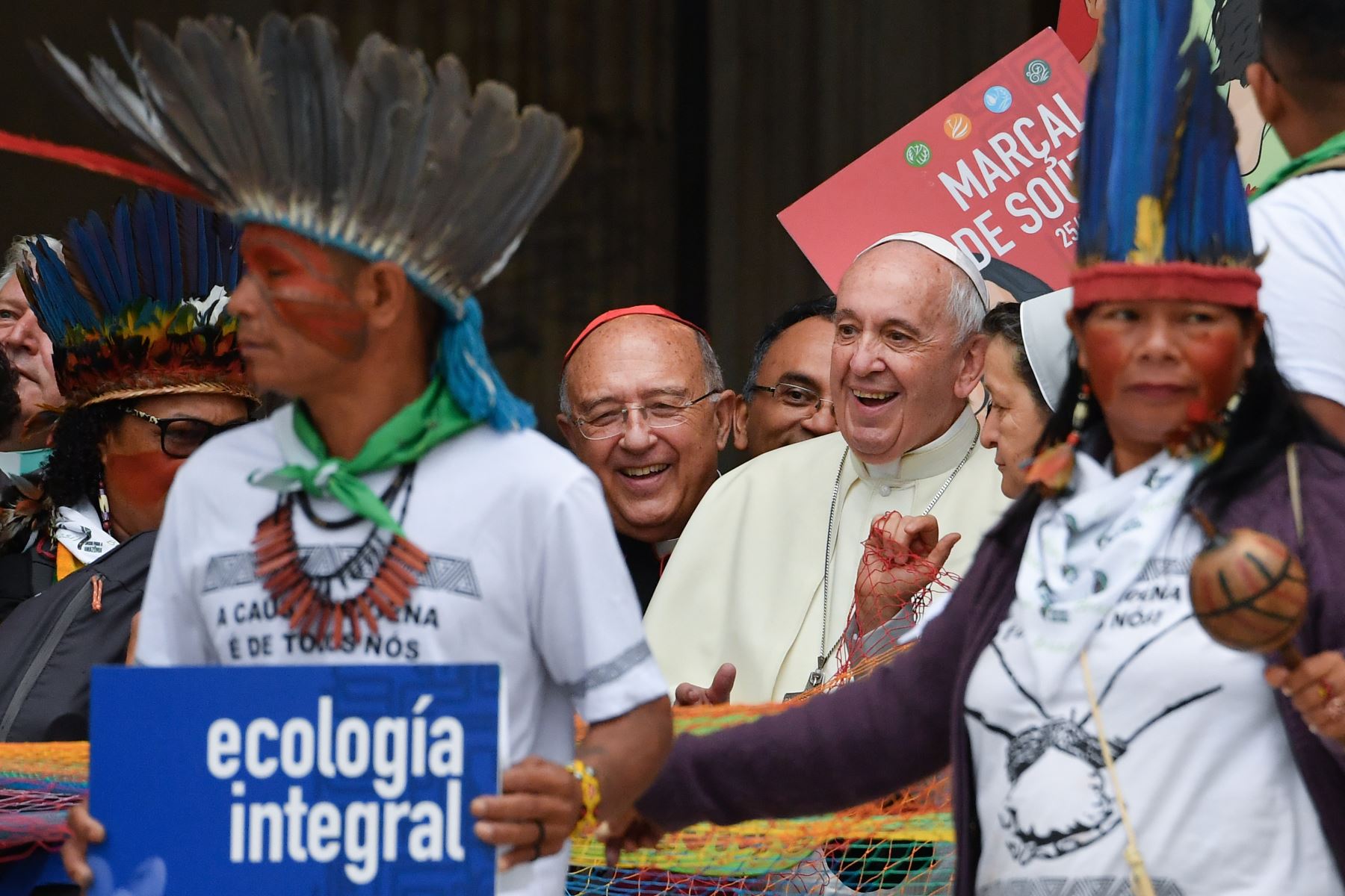 Representantes de los grupos étnicos de la selva amazónica y el papa Francisco (C) marchan en procesión durante la inauguración de la Asamblea Especial del Sínodo de los Obispos para la Región Pan-Amazónica, en la Basílica de San Pedro en el Vaticano.Foto:AFP