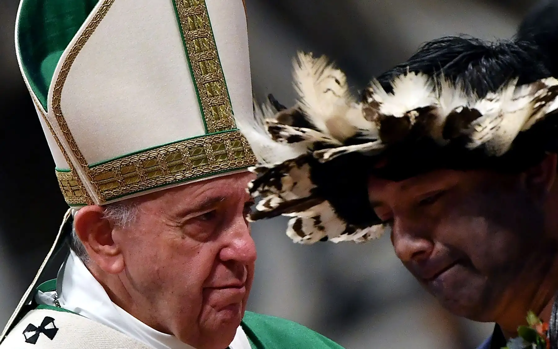 Representantes de los grupos étnicos de la selva amazónica y el papa Francisco (C) marchan en procesión durante la inauguración de la Asamblea Especial del Sínodo de los Obispos para la Región Pan-Amazónica, en la Basílica de San Pedro en el Vaticano.Foto:AFP