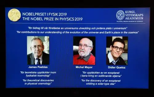 El canadiense-estadounidense James Peebles y los suizos Michel Mayor y Didier Queloz ganaron este martes el premio Nobel de Física de la Academia Sueca de Ciencias por sus trabajos en cosmología. Foto: AFP