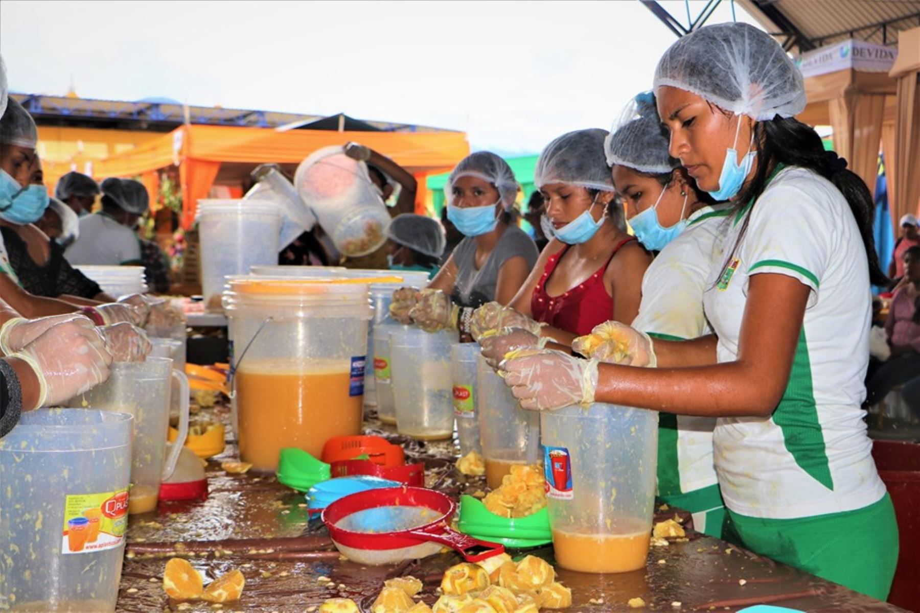Escolares de Satipo preparan el jugo de naranja más grande de la región Junín. ANDINA/Difusión