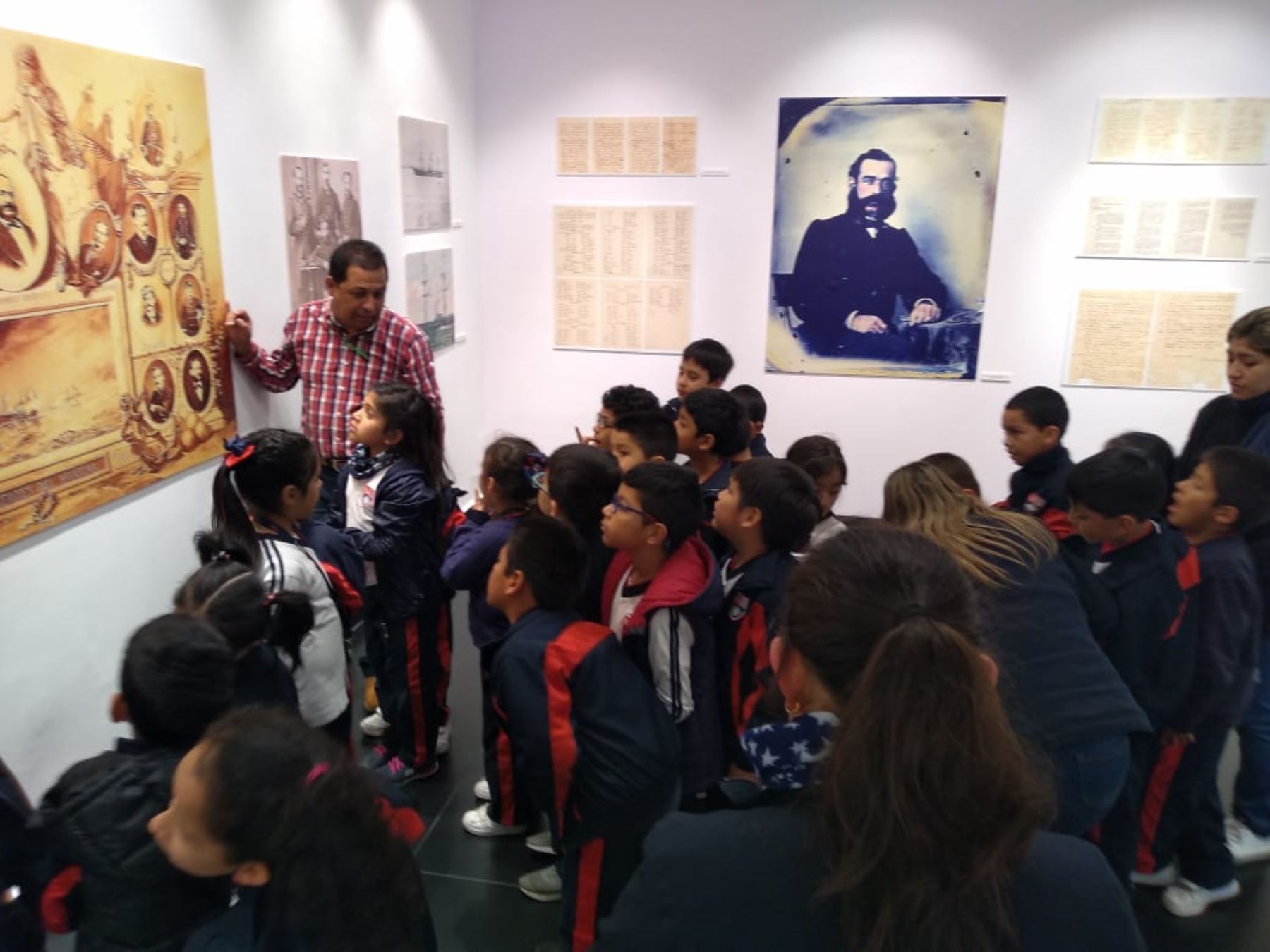 Niños de tercer grado de un centro educativo, escuchan atentos al guía en exposición sobre Grau. Foto: Municipalidad de San Isidro.