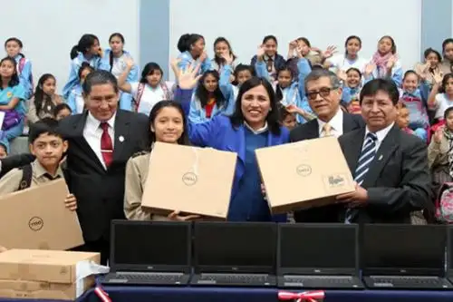 La ministra de Educación, Flor Pablo, entregó 36 laptops al colegio emblemático Leoncio Prado, ubicado en la región Huánuco.