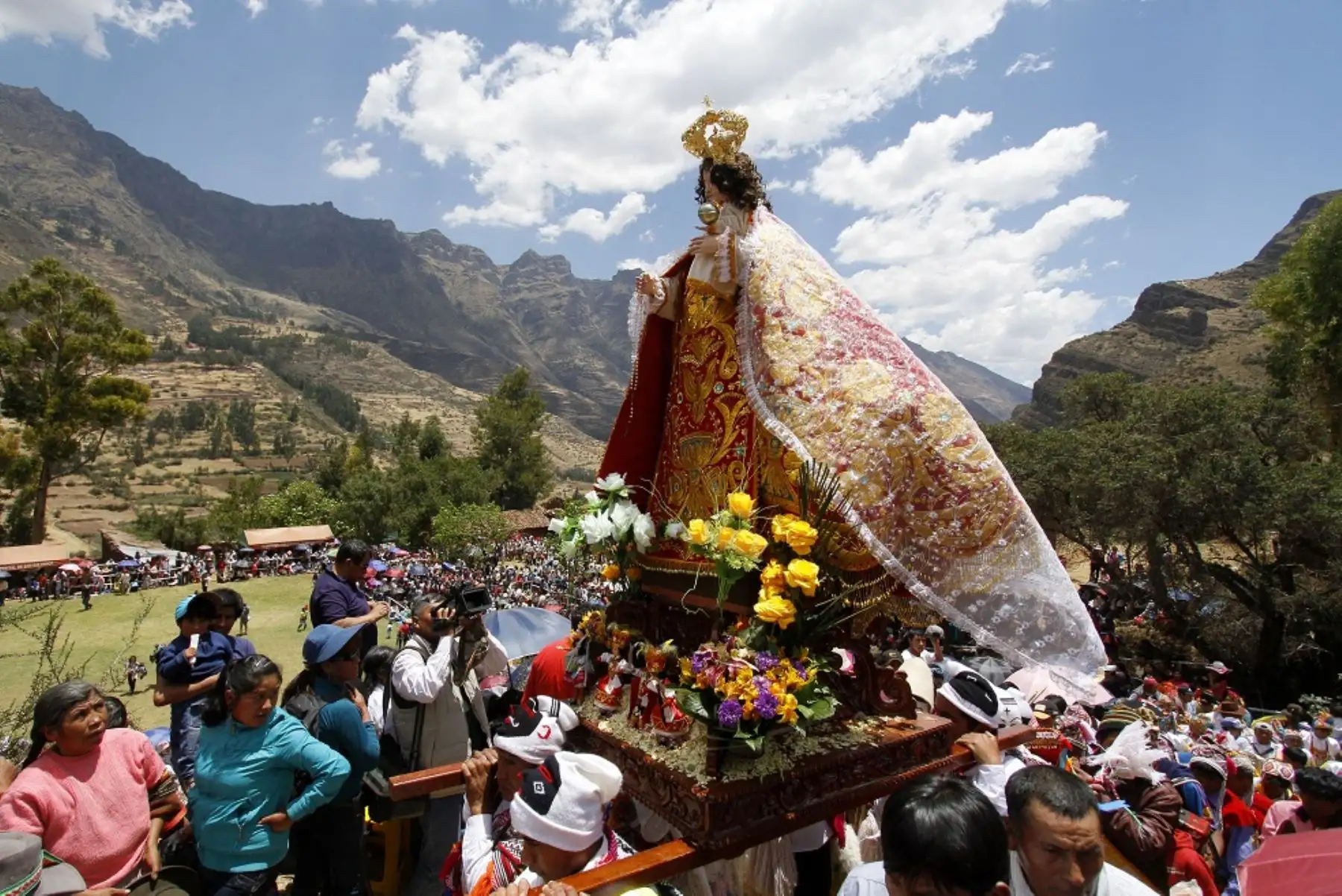 En la primera localidad, conocida como la provincia folclórica del Perú, la fe y tradición es más evidente por el paso de coloridas danzas y la procesión de la bella imagen, patrona de esta provincia, desde su recinto al Puente Carlos Tercero.  Foto: ANDINA/Percy Hurtado Santillán