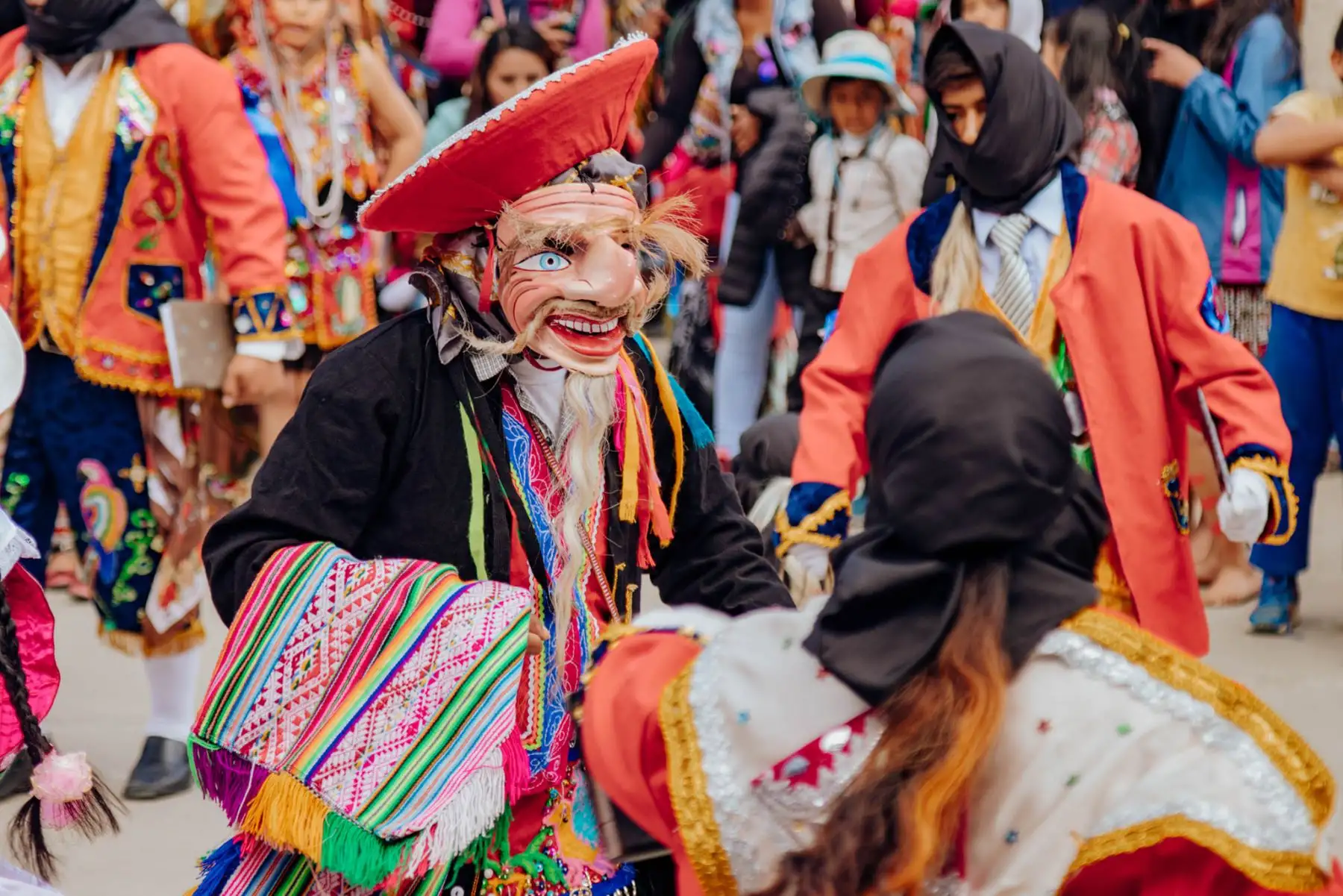 Cuadrillas de danzarines visitan el cementerio general como parte de la tradicional romería de visita a quienes antes le rendía devoción a la mamá Rosario.  Foto: ANDINA/Percy Hurtado Santillán