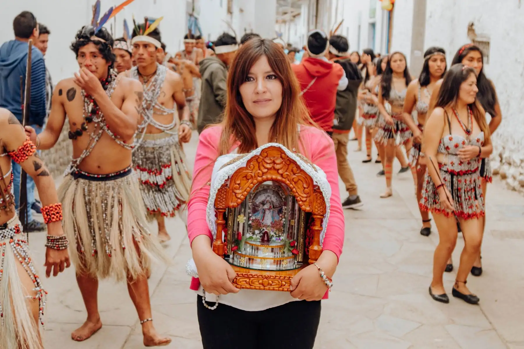 Fieles como visitantes, que hoy disfrutan del feriado, gozan de la cultura religiosa y cultural de Paucartambo.  Foto: ANDINA/Percy Hurtado Santillán