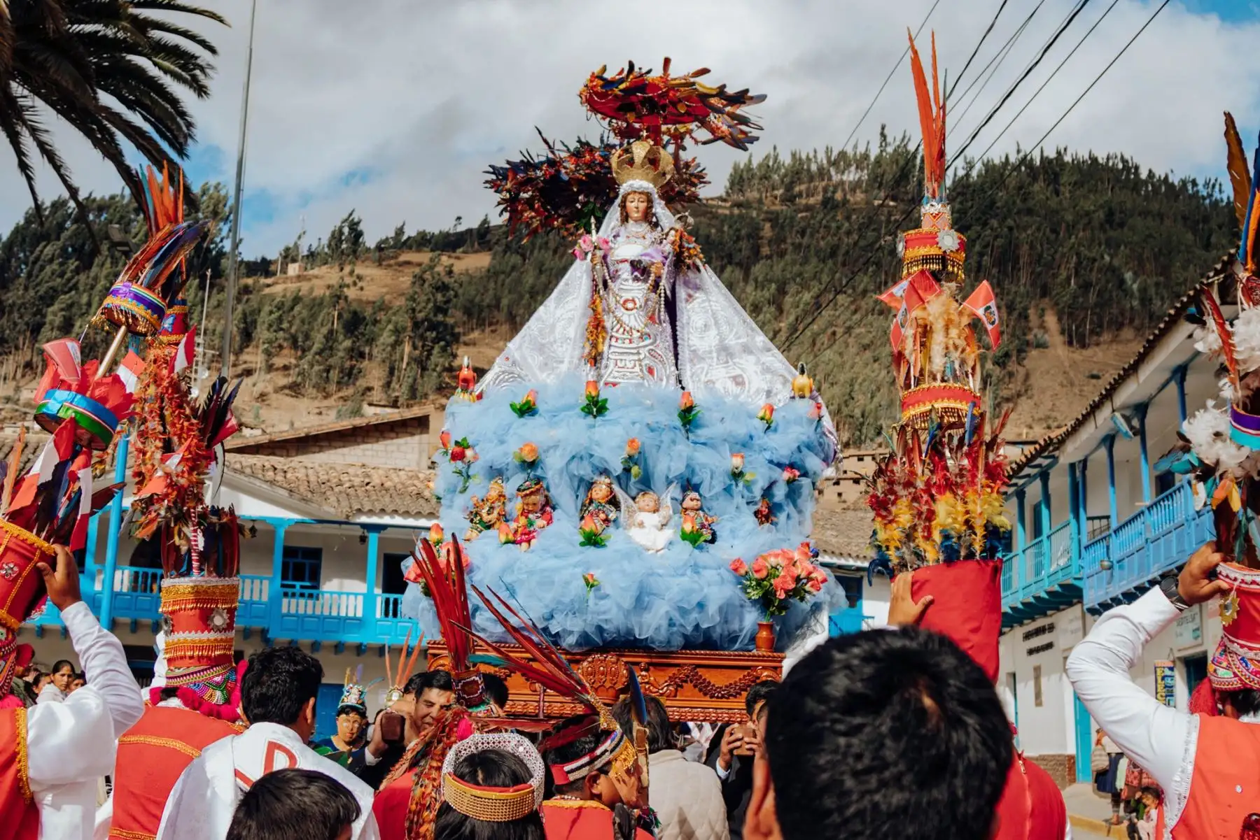 La preciosa efigie sale a dar su recorrido por el verdor del poblado precedido por danzas multicolores como Qhapaq Qolla, Qhapaq Chuncho, Qhapaq Negro, Chunchacha, Contradanza Majeño y después se reúnen en medio de una pequeña plaza.  Foto: ANDINA/Percy Hurtado Santillán