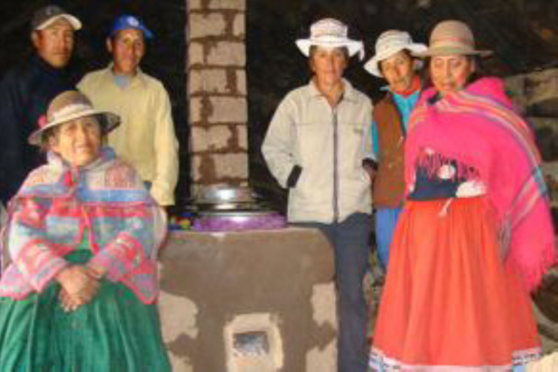 Cocinas mejoradas de cien familias que viven en las znas altas de las provincias de Caylloma, Castilla y Arequipa han sido reparadas por el proyecto Copasa.