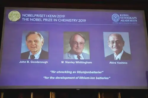 El estadounidense John Goodenough, el británico Stanley Whittingham y el japonés Akira Yoshino obtuvieron el premio Nobel de Química. Foto: AFP