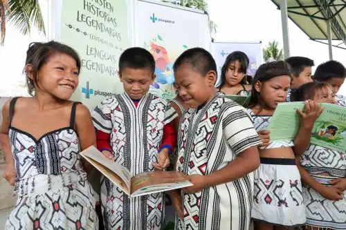 Entregan libros de cuentos escritos en idioma yine y matsigenka a niños de esos pueblos amazónicos ubicados en la selva de Cusco. ANDINA/Difusión