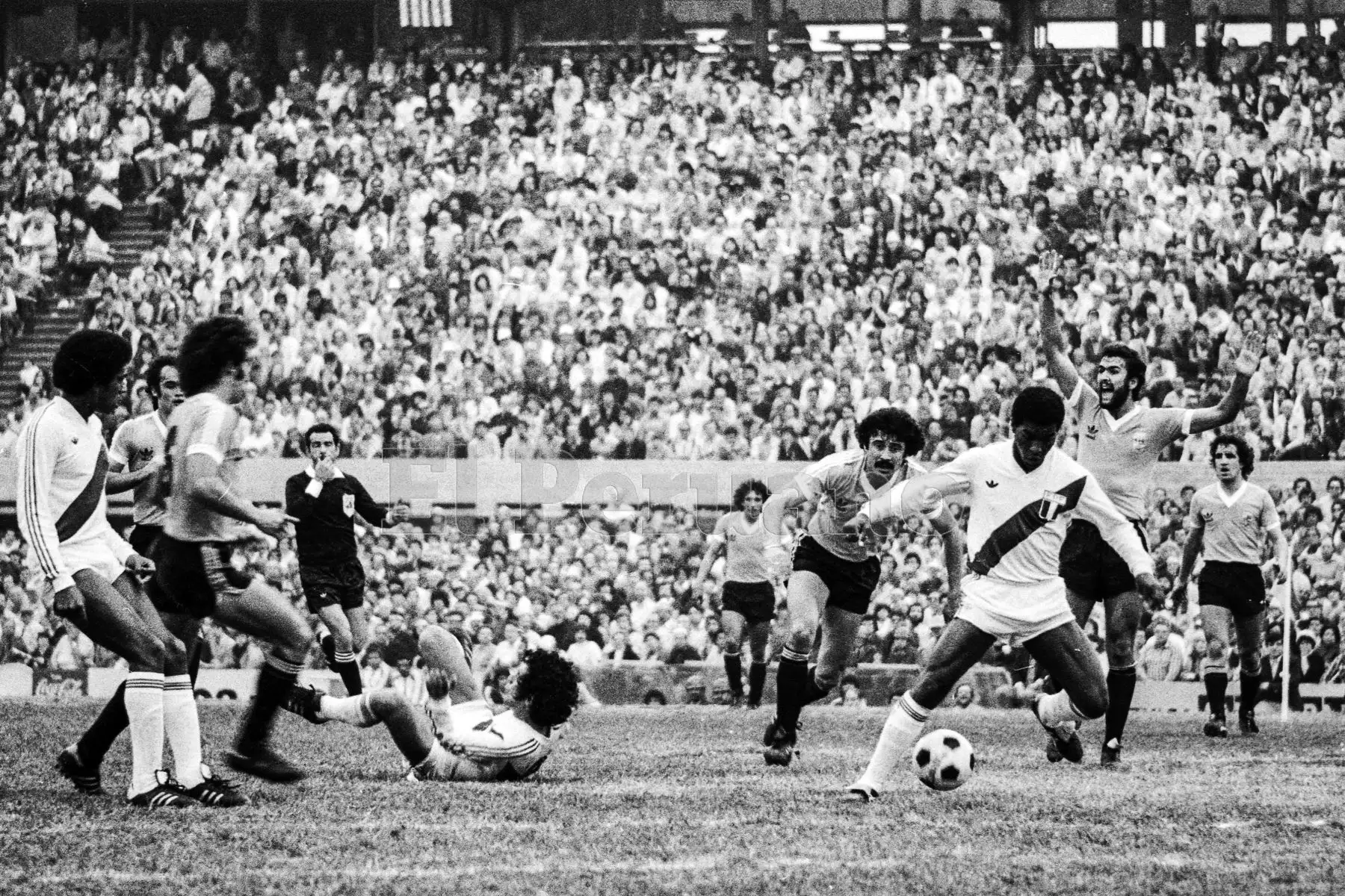 Montevideo, Uruguay - 23 agosto 1981 / El volante Julio César Uribe supera la marca de un rival durante el partido que Perú le ganó a Uruguay por 2-1 en el estadio Centenario. Los peruanos alcanzaron la punta del Grupo 2 de las eliminatorias sudamericanas y quedaron a un punto de clasificar al Mundial de España 82.Foto: Archivo El Peruano/ Rómulo Luján