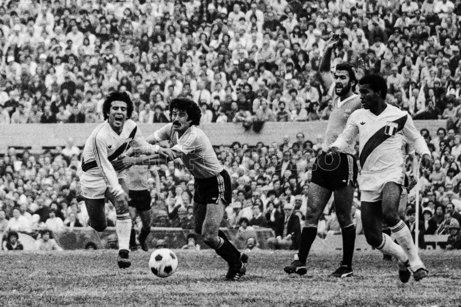 Montevideo, Uruguay - 23 agosto 1981 / El volante César Cueto  durante el partido que Perú le ganó a Uruguay por 2-1 en el estadio Centenario. Los peruanos alcanzaron la punta del Grupo 2 de las eliminatorias sudamericanas y quedaron a un punto de clasificar al Mundial de España 82.Foto: Archivo El Peruano/ Rómulo Luján