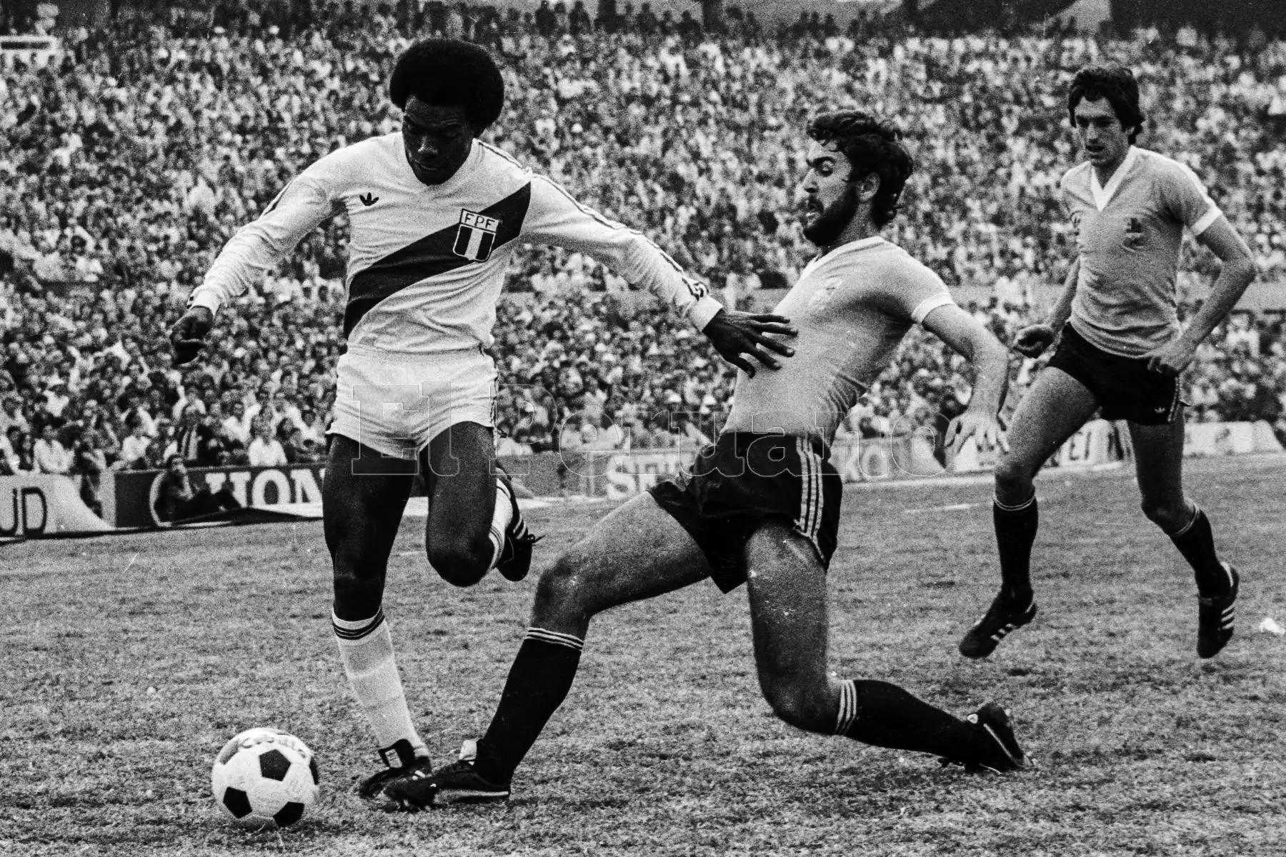 Montevideo, Uruguay - 23 agosto 1981 / Perú alcanzó la punta del Grupo 2 de las eliminatorias sudamericanas  para el Mundial de España 82 al vencer a Uruguay por 2-1 en el mítico Estadio Centenario. El delantero Gerónimo Barbadillo fue una de las figuras destacadas del cuadro peruano.Foto: Archivo El Peruano/ Rómulo Luján