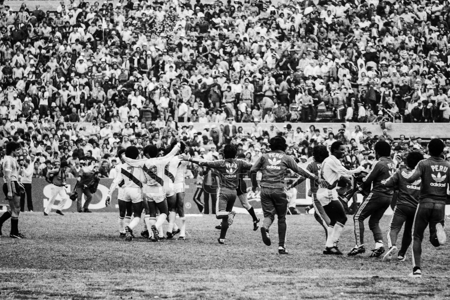 Montevideo, Uruguay - 23 agosto 1981 / Perú alcanzó la punta del Grupo 2 de las eliminatorias sudamericanas  para el Mundial de España 82 al vencer a Uruguay por 2-1 y quedó a sólo un punto de clasificar. Los jugadores peruanos celebran en el mítico estadio Centenario.Foto: Archivo El Peruano/ Rómulo Luján