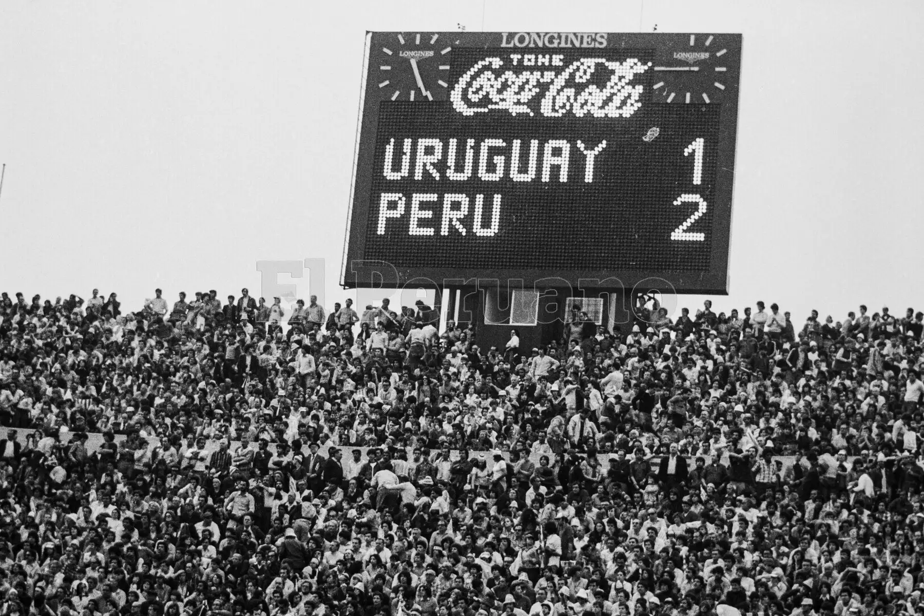 Montevideo, Uruguay - 23 agosto 1981 / Perú alcanzó la punta del Grupo 2 de las eliminatorias sudamericanas  para el Mundial de España 82 al vencer a Uruguay de visita. El marcador del mitico estadio Centenario refleja el marcador final de 2-1.Foto: Archivo El Peruano/ Rómulo Luján