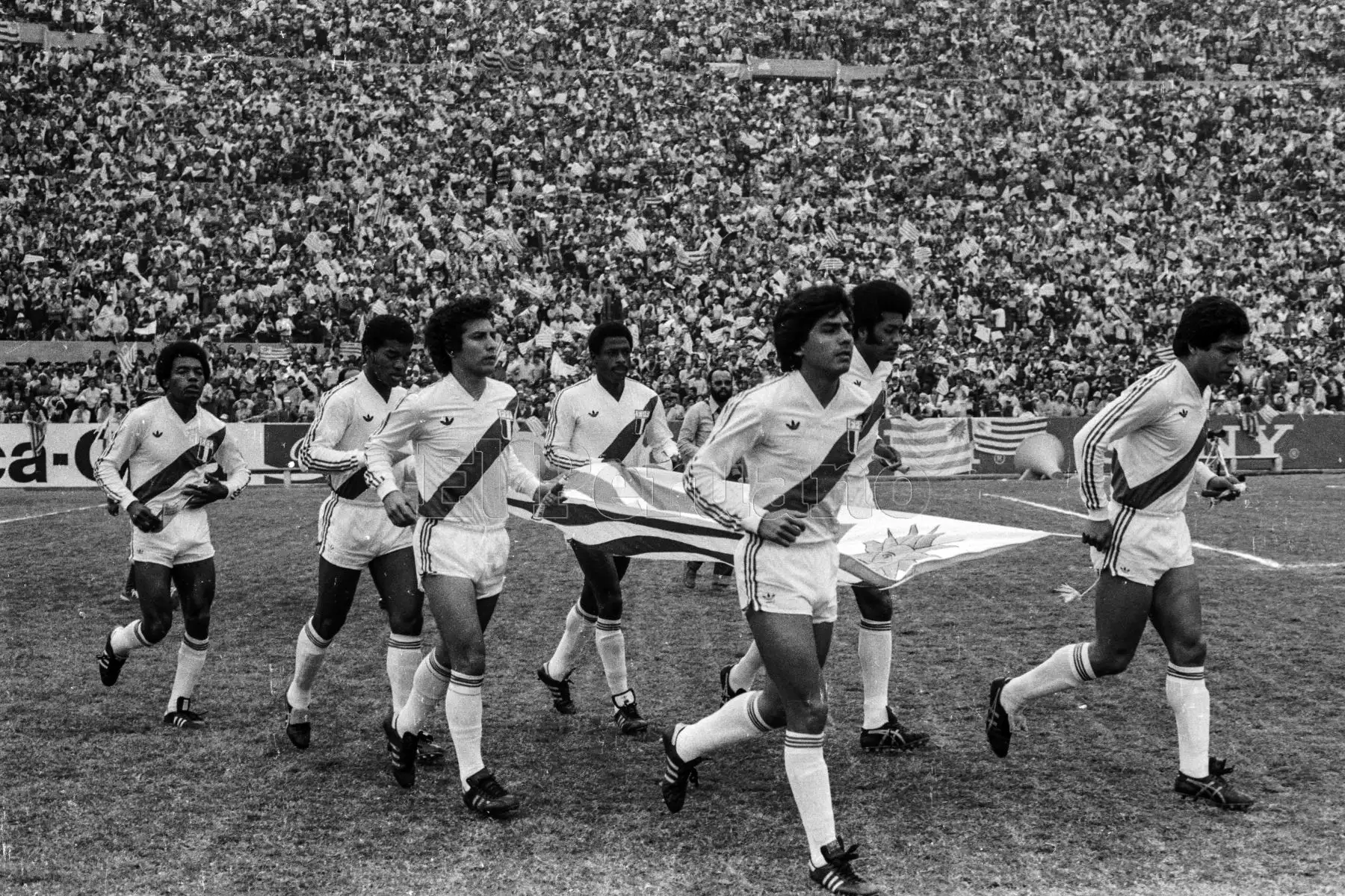 Montevideo, Uruguay - 23 agosto 1981 / Salida de la selección peruana de fútbol al campo del estadio Cenetario. Perú alcanzó la punta del Grupo 2 de las eliminatorias sudamericanas al vencer a Uruguay por 2-1 de visita y quedó a solo un punto de clasificar al Mundial de España 82. Foto: Archivo El Peruano/ Rómulo Luján
