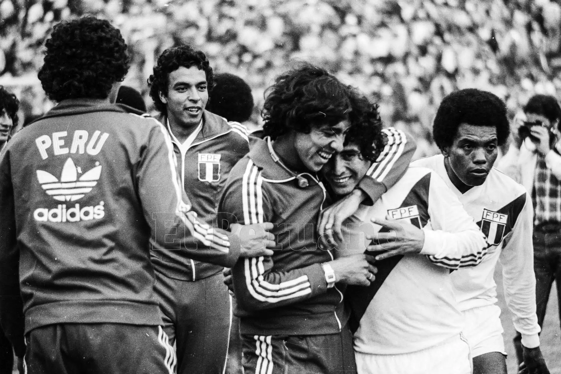 Montevideo, Uruguay - 23 agosto 1981 / Perú alcanzó la punta del Grupo 2 de las eliminatorias sudamericanas al vencer a Uruguay por 2-1 y quedó a sólo un punto de clasificar al mundial de España 82. Los jugadores peruanos Eduardo Malásquez y César Cueto celebran en el mítico estadio Centenario.Foto: Archivo El Peruano/ Rómulo Luján
