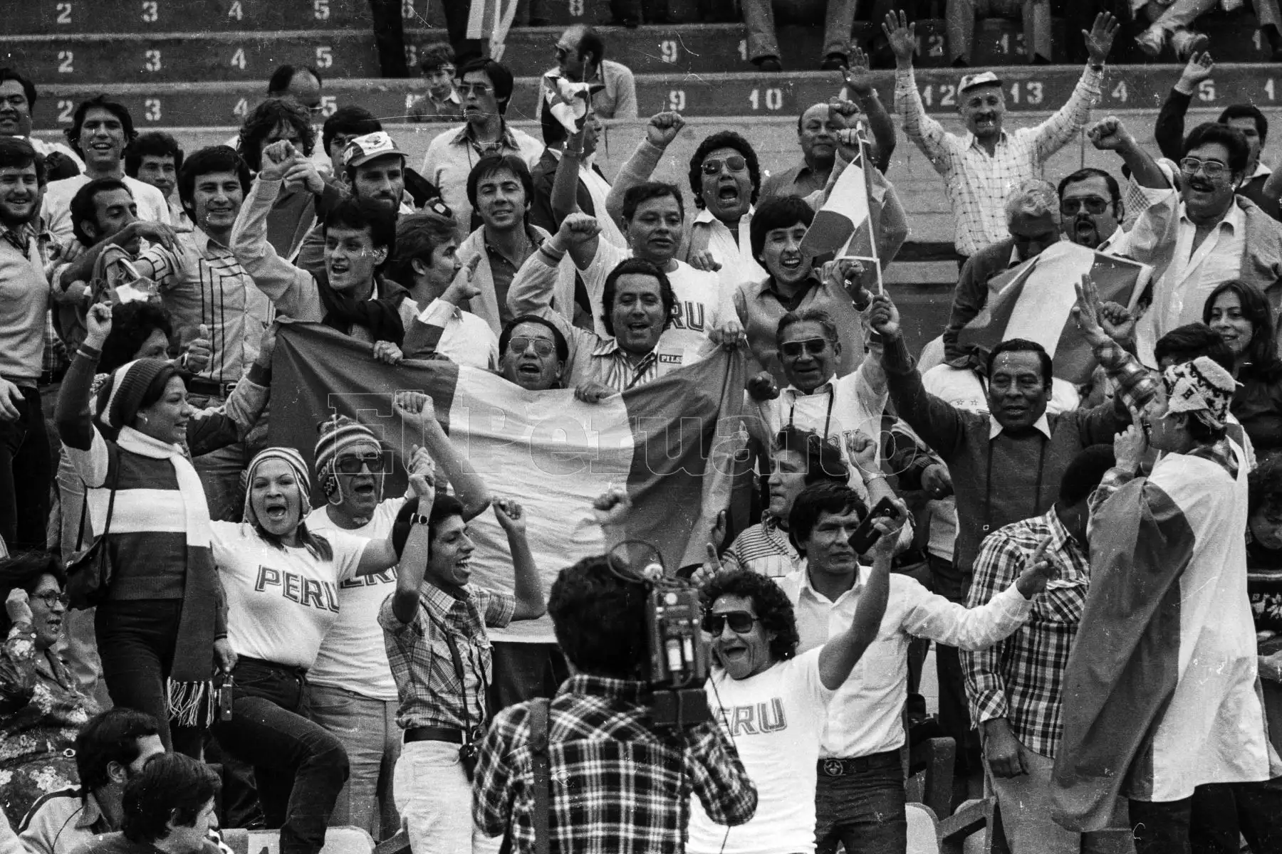 Montevideo, Uruguay - 23 agosto 1981 / Hinchas peruanos alientan a su selección que hoy alcanzó la punta del Grupo 2 de las eliminatorias sudamericanas  para el Mundial de España 82 al vencer a Uruguay por 2-1 en el estadio Centenario.Foto: Archivo El Peruano/ Rómulo Luján
