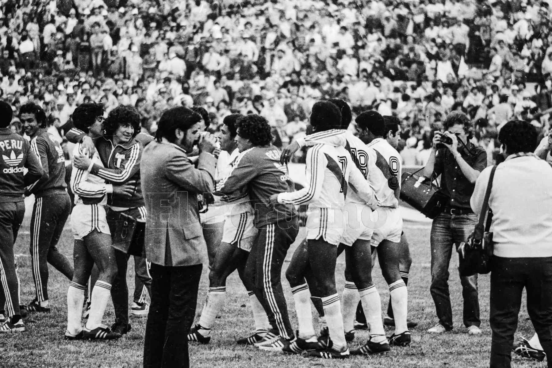 Montevideo, Uruguay - 23 agosto 1981 / Perú alcanzó la punta del Grupo 2 de las eliminatorias sudamericanas al vencer a Uruguay por 2-1 y quedó a sólo un punto de clasificar al mundial de España 82. Los jugadores peruanos celebran en el mítico estadio Centenario.Foto: Archivo El Peruano/ Rómulo Luján
