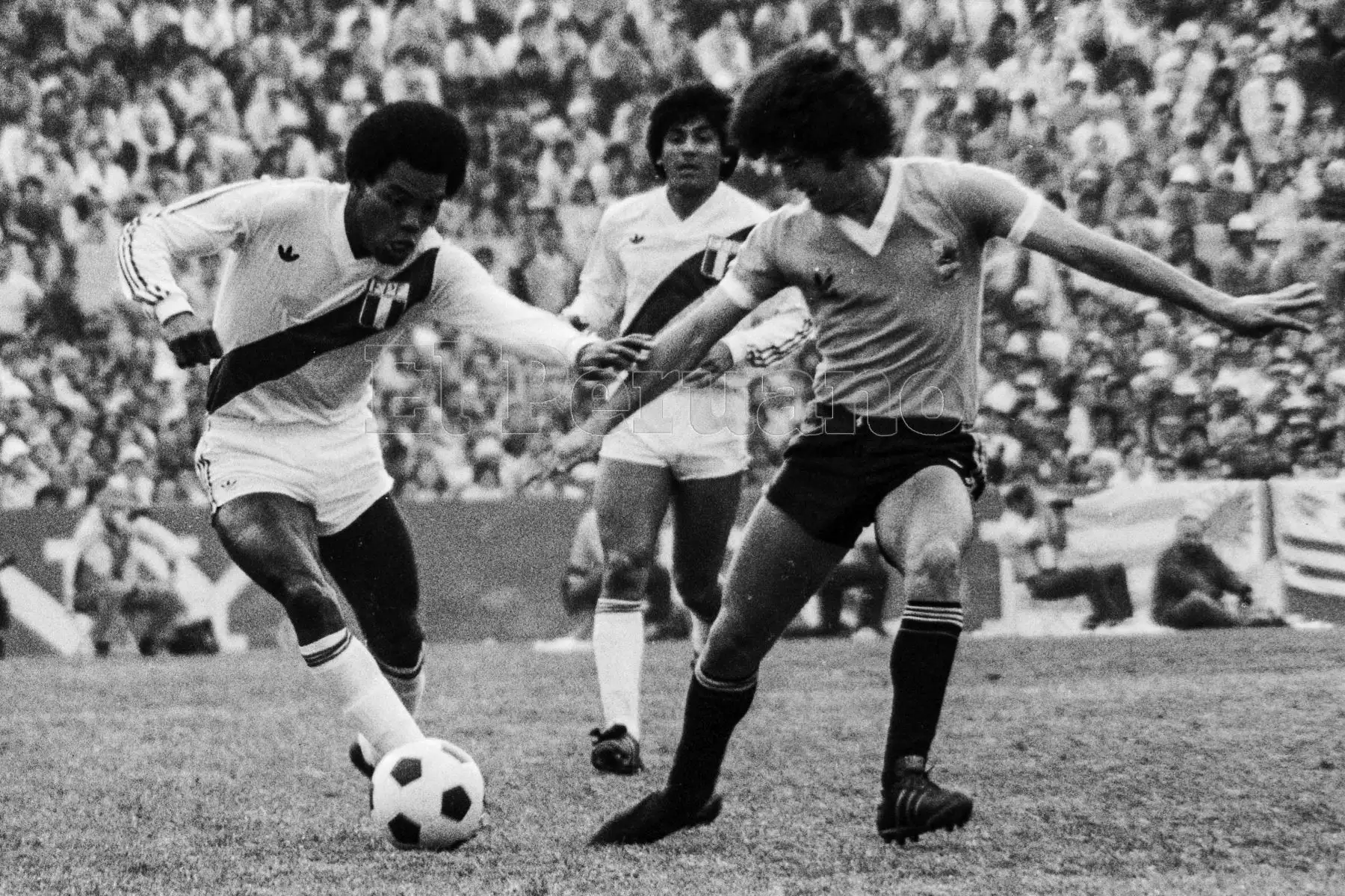 Montevideo, Uruguay - 23 agosto 1981 / El delantero Gerónimo Barbadillo figura de la seleccion peruana de fútbol que hoy alcanzó la punta del Grupo 2 de las eliminatorias sudamericanas  para el Mundial de España 82 al vencer a Uruguay por 2-1 en el estadio Centenario.Foto: Archivo El Peruano/ Rómulo Luján