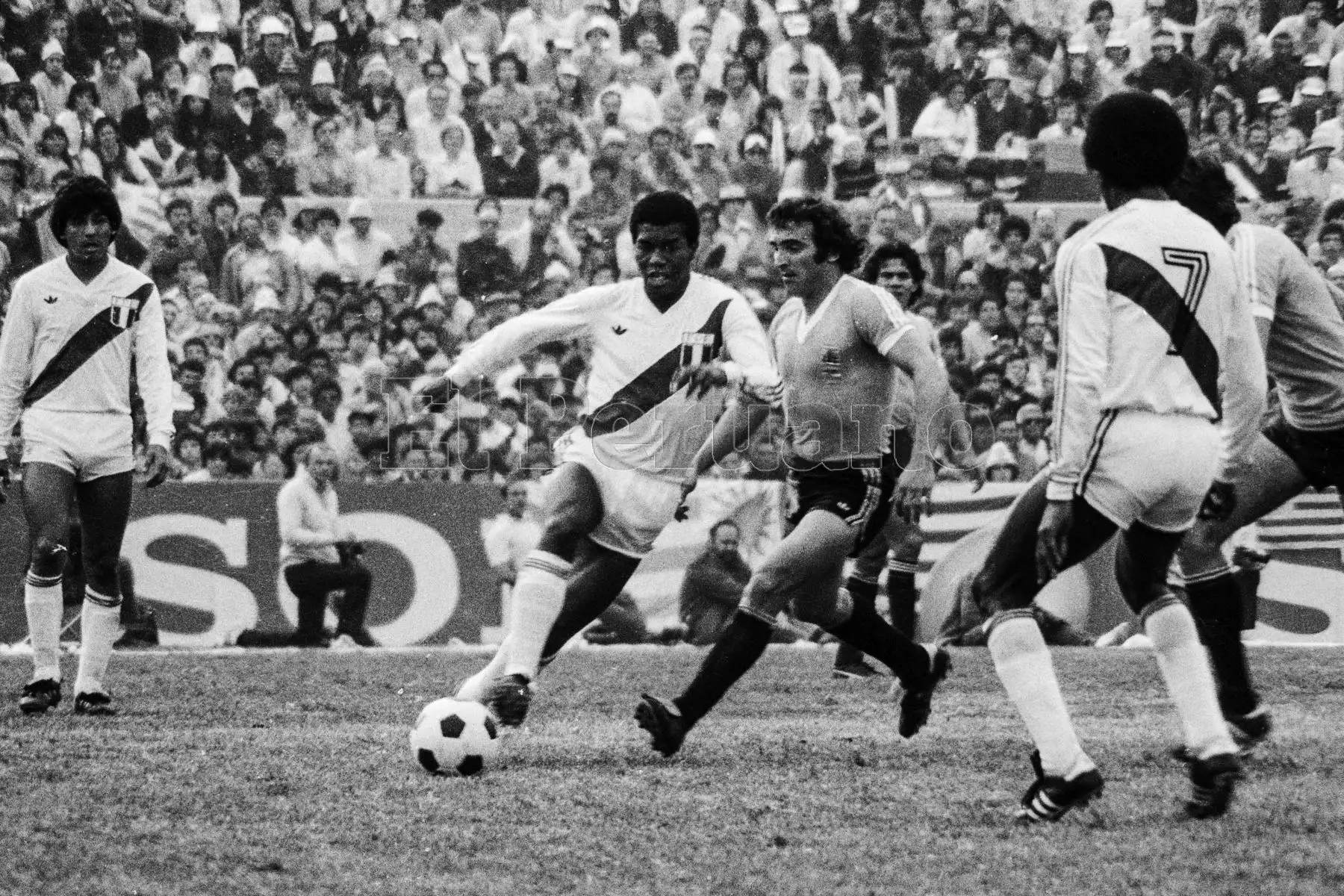 Montevideo, Uruguay - 23 agosto 1981 / El volante Julio César Uribe supera la marca de un rival durante el partido que Perú le ganó a Uruguay por 2-1 en el estadio Centenario. Los peruanos alcanzaron la punta del Grupo 2 de las eliminatorias sudamericanas y quedaron a un punto de clasificar al Mundial de España 82.Foto: Archivo El Peruano/ Rómulo Luján