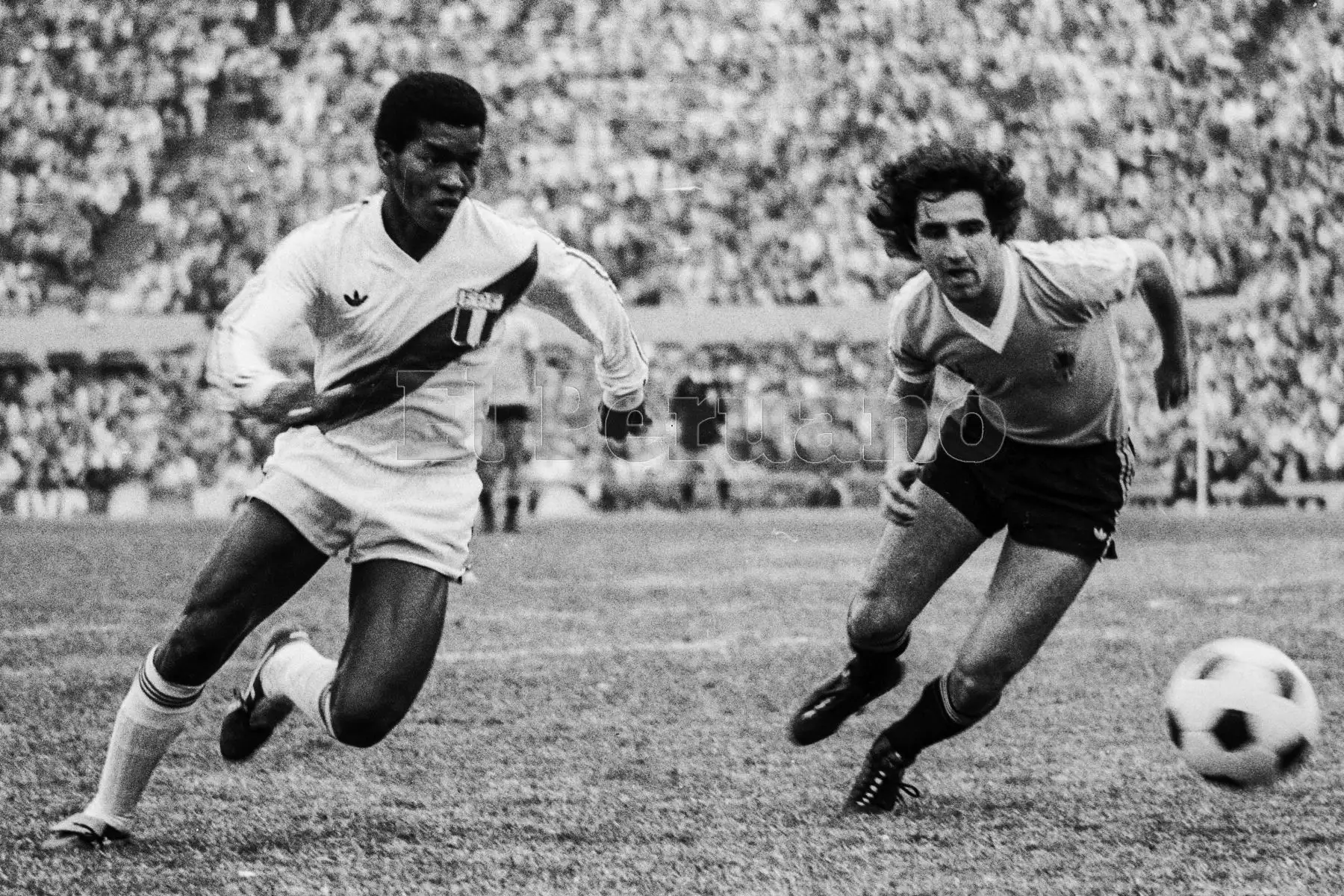 Montevideo, Uruguay - 23 agosto 1981 / El volante Julio César Uribe  fue la figura del partido que Perú le ganó a Uruguay por 2-1 en el estadio Centenario. Los peruanos alcanzaron la punta del Grupo 2 de las eliminatorias sudamericanas y quedaron a un punto de clasificar al Mundial de España 82.Foto: Archivo El Peruano/ Rómulo Luján