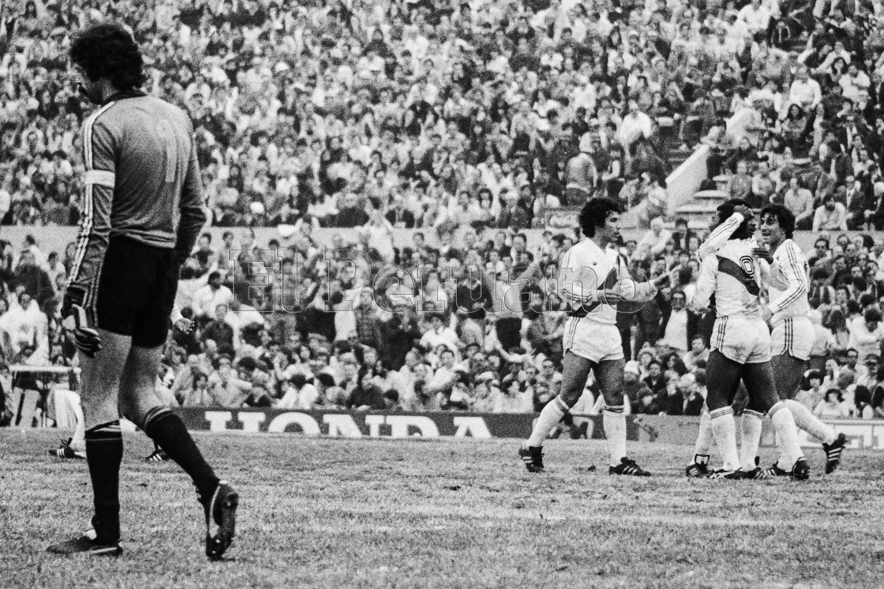 Montevideo, Uruguay - 23 agosto 1981 / César Cueto y Juan Carlos Oblitas celebran con Guillermo La Rosa autor el primer gol peruano. Perú alcanzó la punta del Grupo 2 de las eliminatorias sudamericanas  para el Mundial de España 82 al vencer a Uruguay por 2-1 en el mítico Estadio Centenario.Foto: Archivo El Peruano/ Rómulo Luján