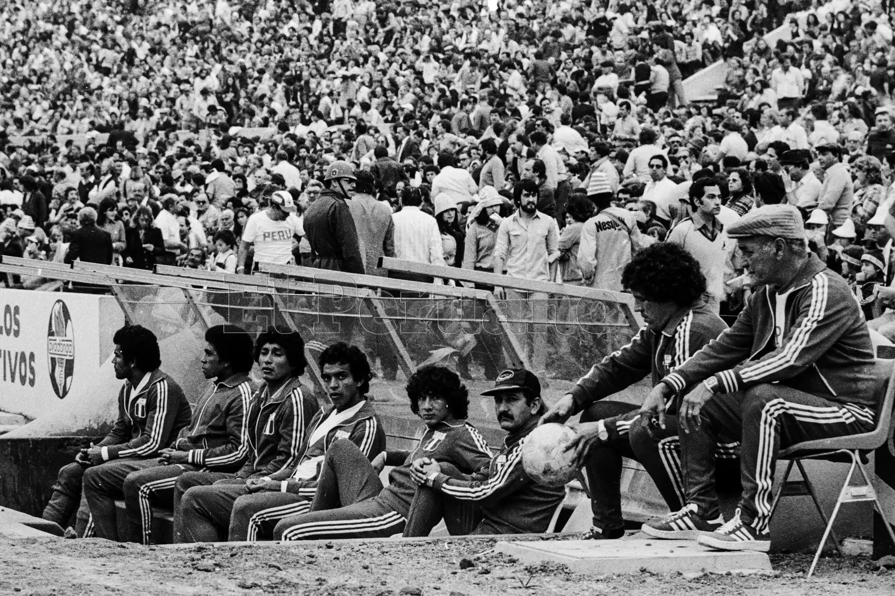 Montevideo, Uruguay - 23 agosto 1981 /  Elba de Padua Lima "Tim", entrenador de la selección peruana de fútbol, y su asistente Ramón Mifflin, en la banca durante el partido que Perú le ganó a Uruguay por 2-1 en el estadio Centenario por las eliminatorias sudamericanas. El cuadro peruano alcanzó la punta del Grupo 2 y quedo a sólo a un punto de clasificar al Mundial de España 82.Foto: Archivo El Peruano/ Rómulo Luján