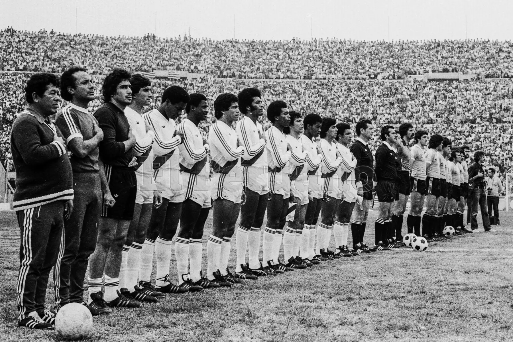 Montevideo, Uruguay - 23 agosto 1981 / Formación de las selecciones de Perú y Uruguay en el estadio Centenario. El cuadro peruano logró un triunfo histórico por 2-1  con goles de Guillermo La Rosa y Julio César Uribe y pasó a liderar el Grupo 2 de las eliminatorias sudamericanas para el Mundial de España 82.Foto: Archivo El Peruano/ Rómulo Luján