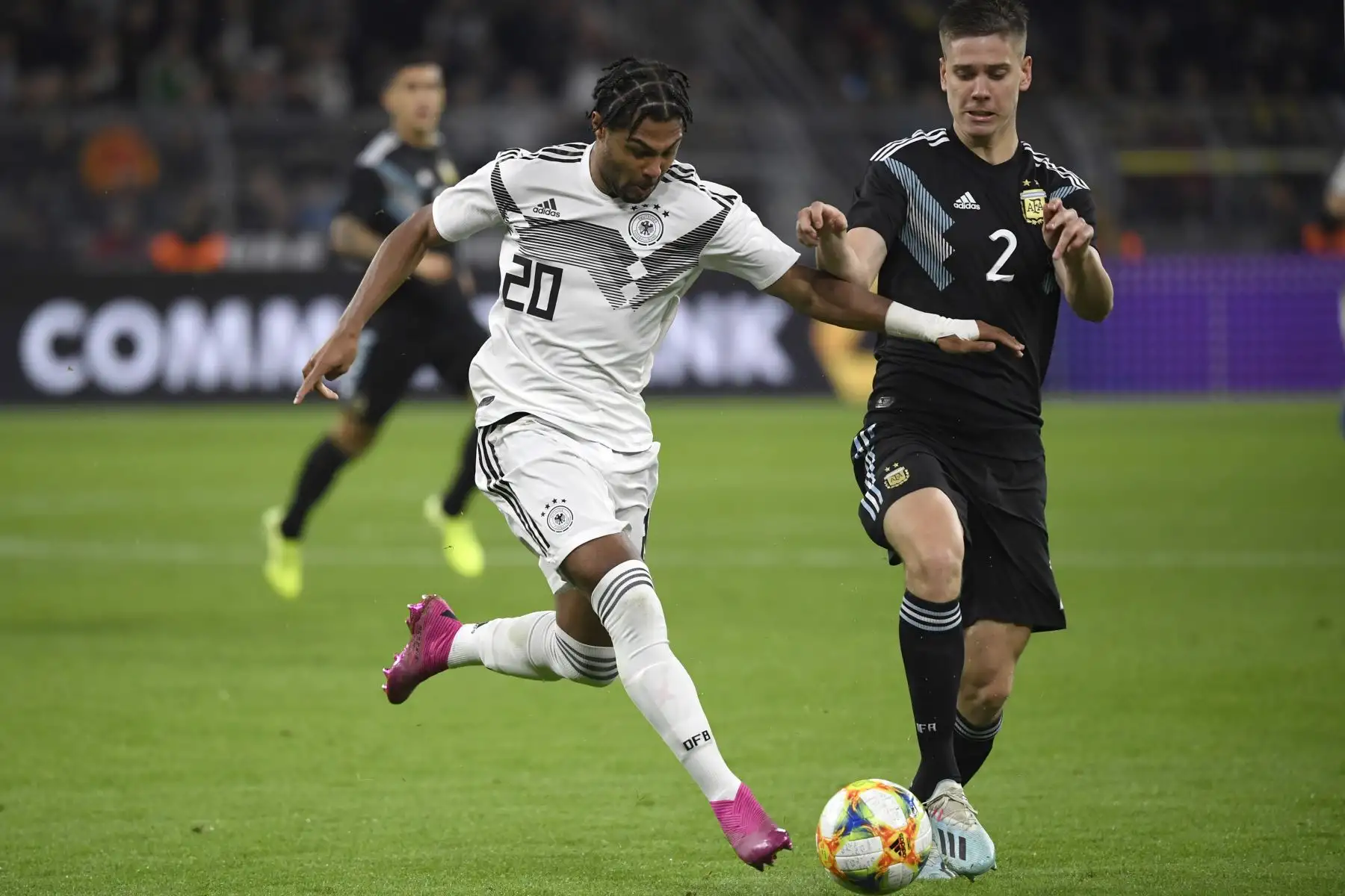 El alero alemán Serge Gnabry (izq.) Y el defensor argentino Juan Foyth compiten durante el partido amistoso de fútbol Alemania Vs. Argentina en el parque Signal-Iduna en Dortmund. Foto: AFP
