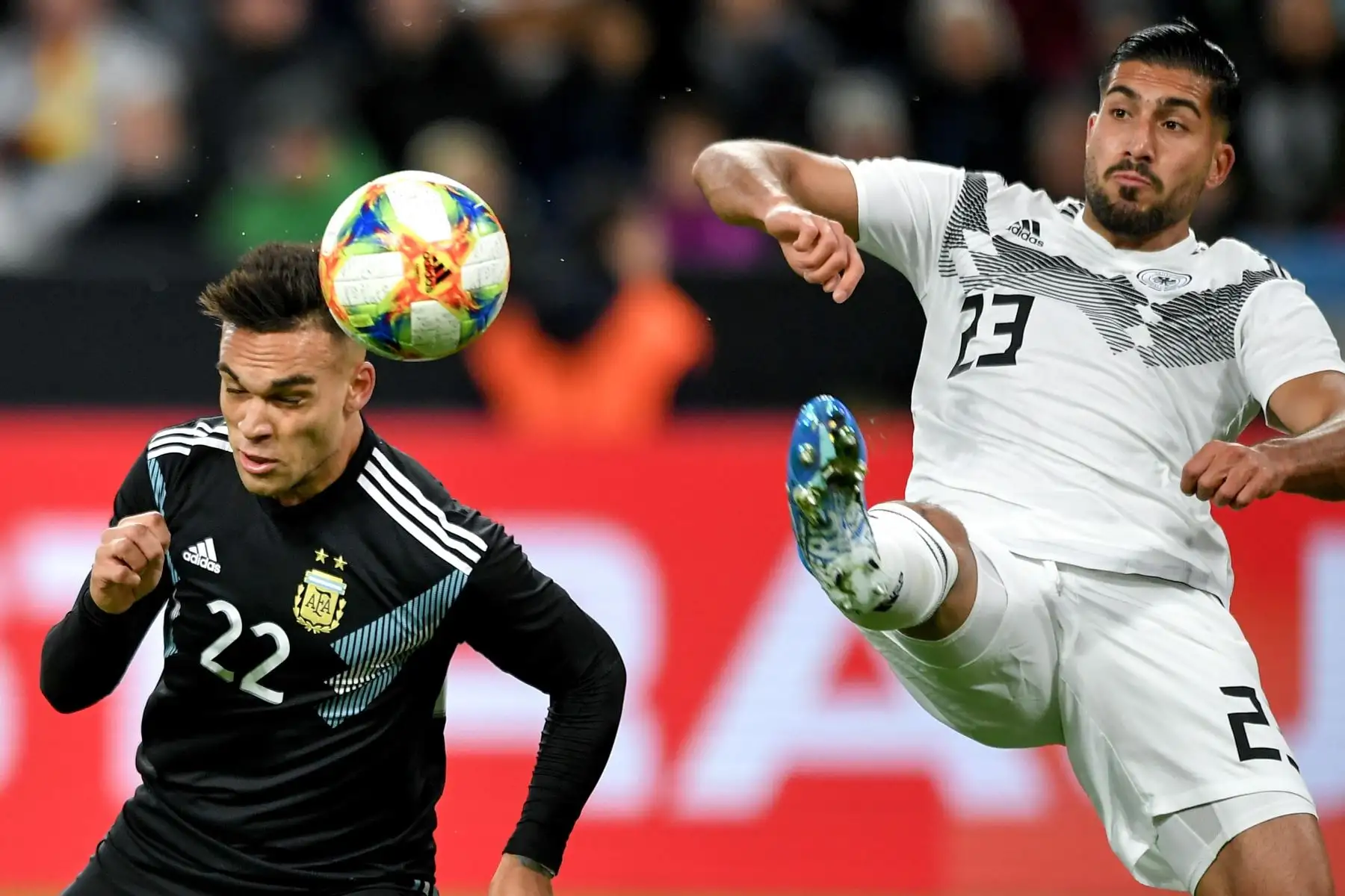 El argentino Lautaro Martínez (L) en acción contra el alemán Emre Can (R) durante el partido amistoso de fútbol internacional entre Alemania y Argentina en Dortmund. Foto: EFE