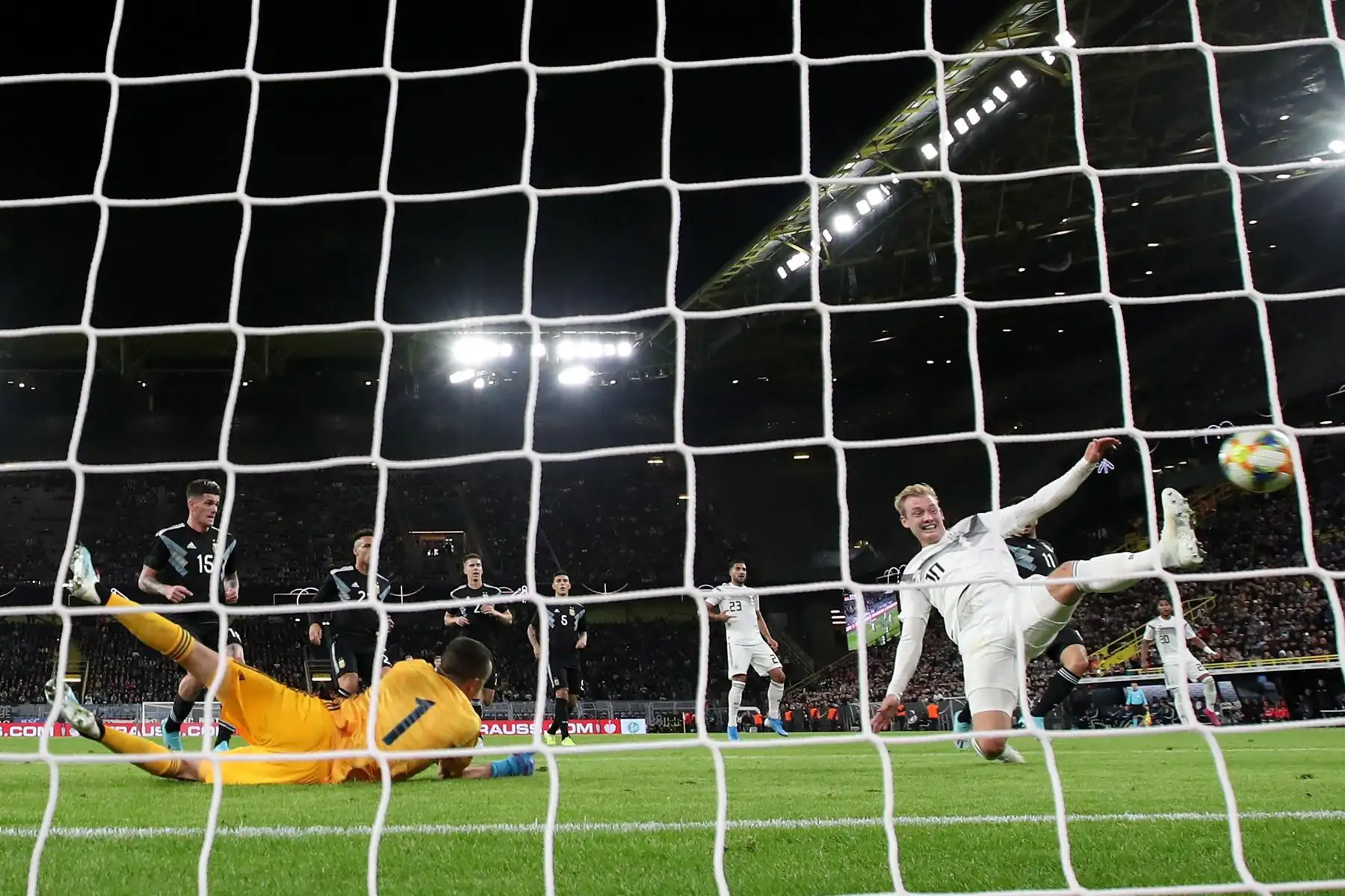 El alemán Julian Brandt (R) en acción durante el partido amistoso de fútbol internacional entre Alemania y Argentina en Dortmund. Foto: EFE